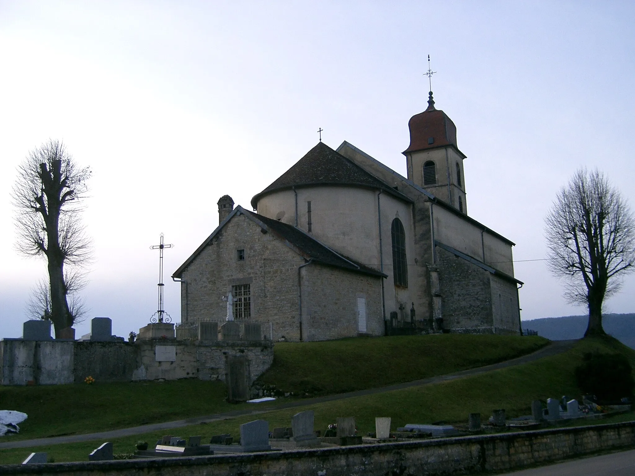 Photo showing: Monnet-la-Ville - nef de l'église sur sa butte (département du Jura, France)