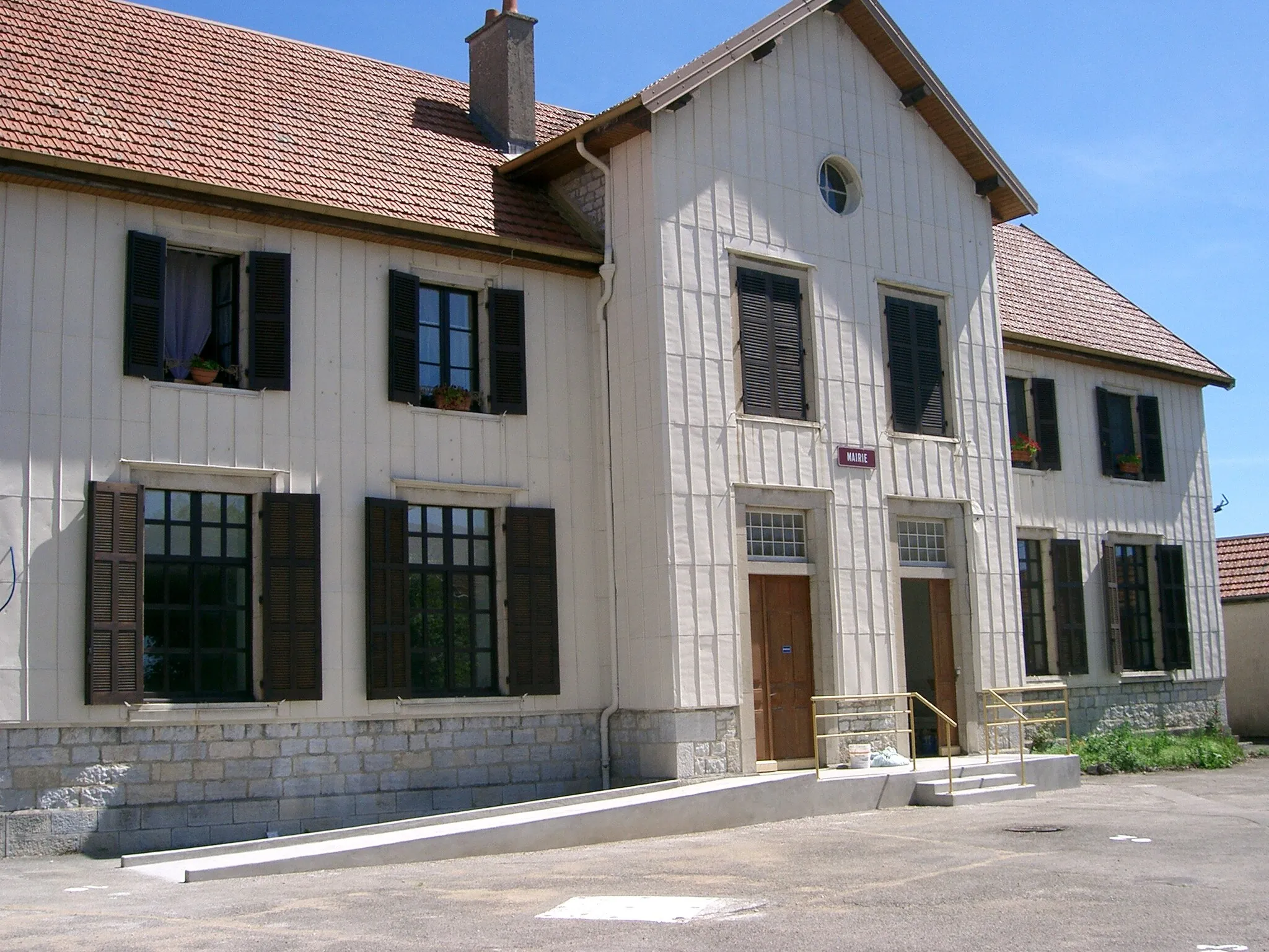 Photo showing: Mont-sur-Monnet : mairie-école (Jura - France)