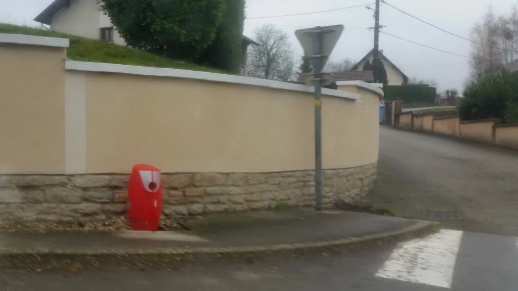 Photo showing: This fire-fighting facility can be inspected and edited within OsmHydrant (show).

English | français | +/−