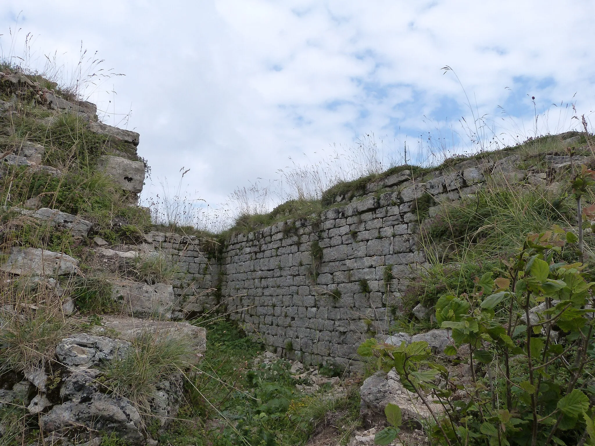 Photo showing: Château de Mirebel : ruines de l'ouvrage nord