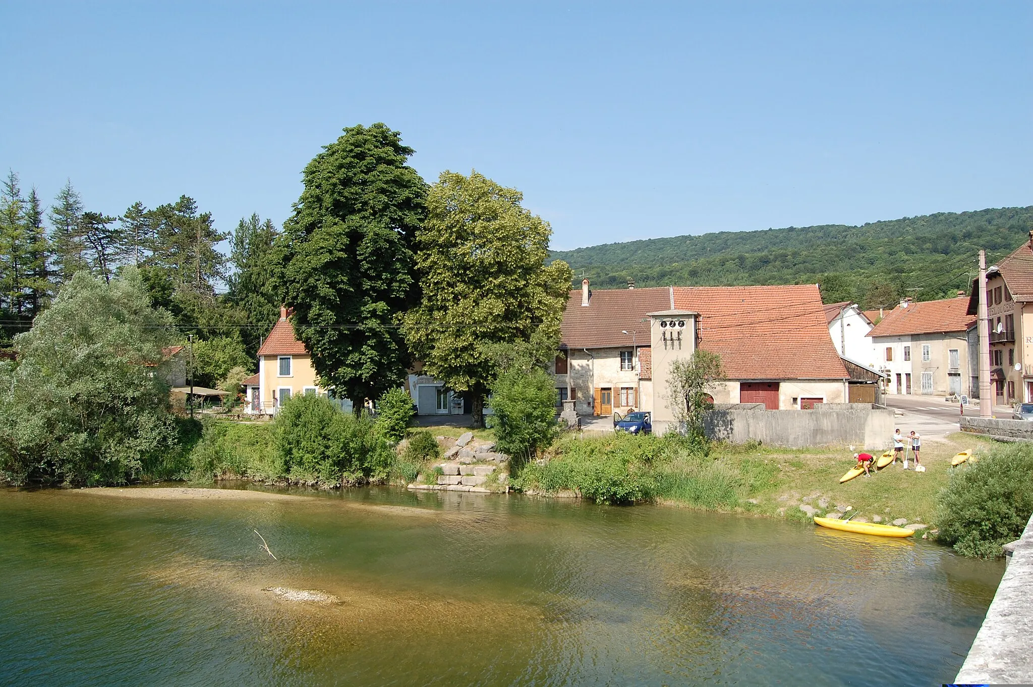 Photo showing: Pont-du-Navoy is a village au board of the river Ain in France.