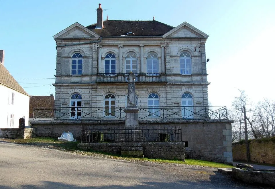 Photo showing: Photographie de la mairie de Montmirey-le-Château (39), Rue de l'Eglise.