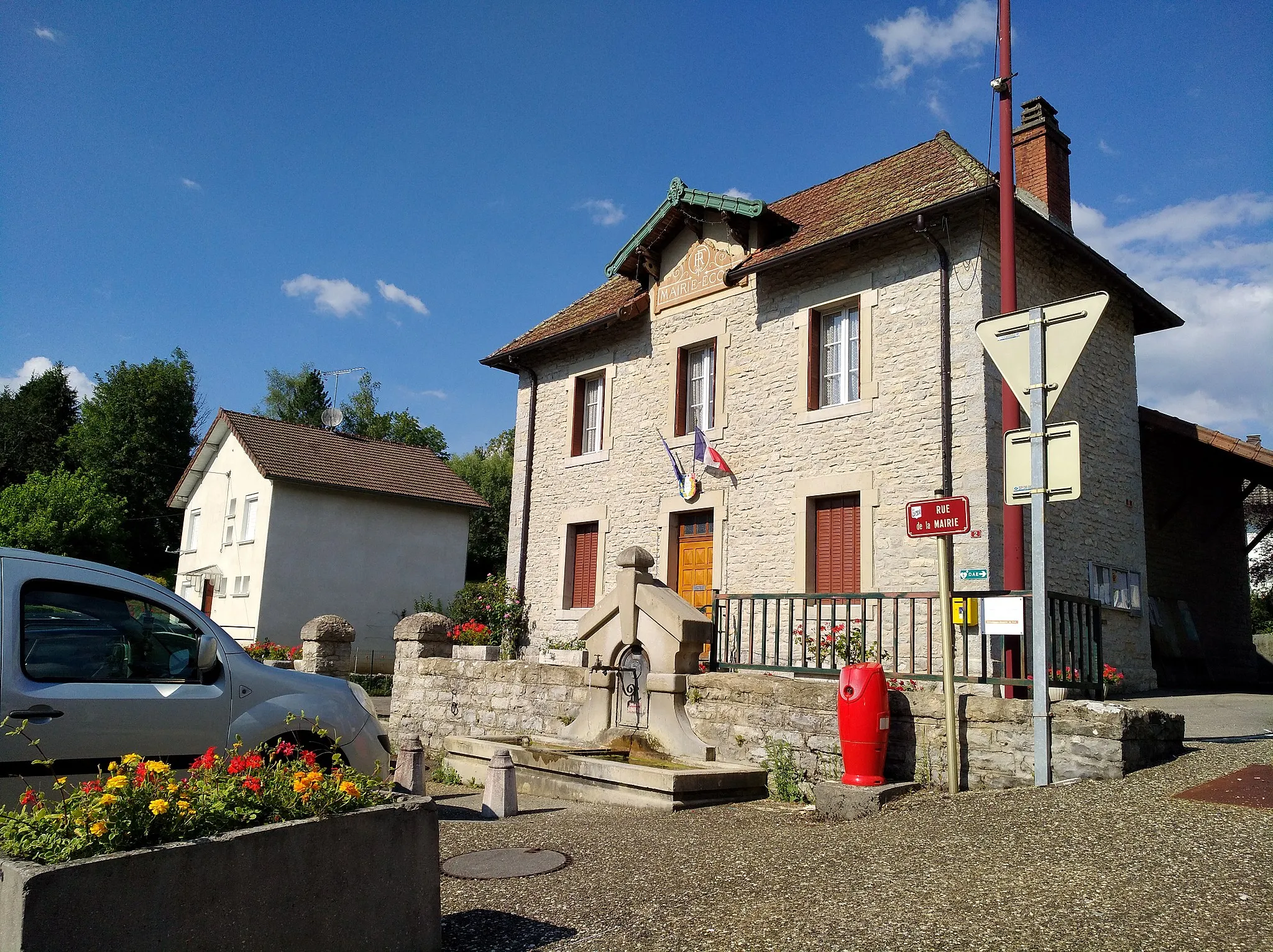 Photo showing: Mairie-école de Patornay (Jura, France) en juillet 2018.