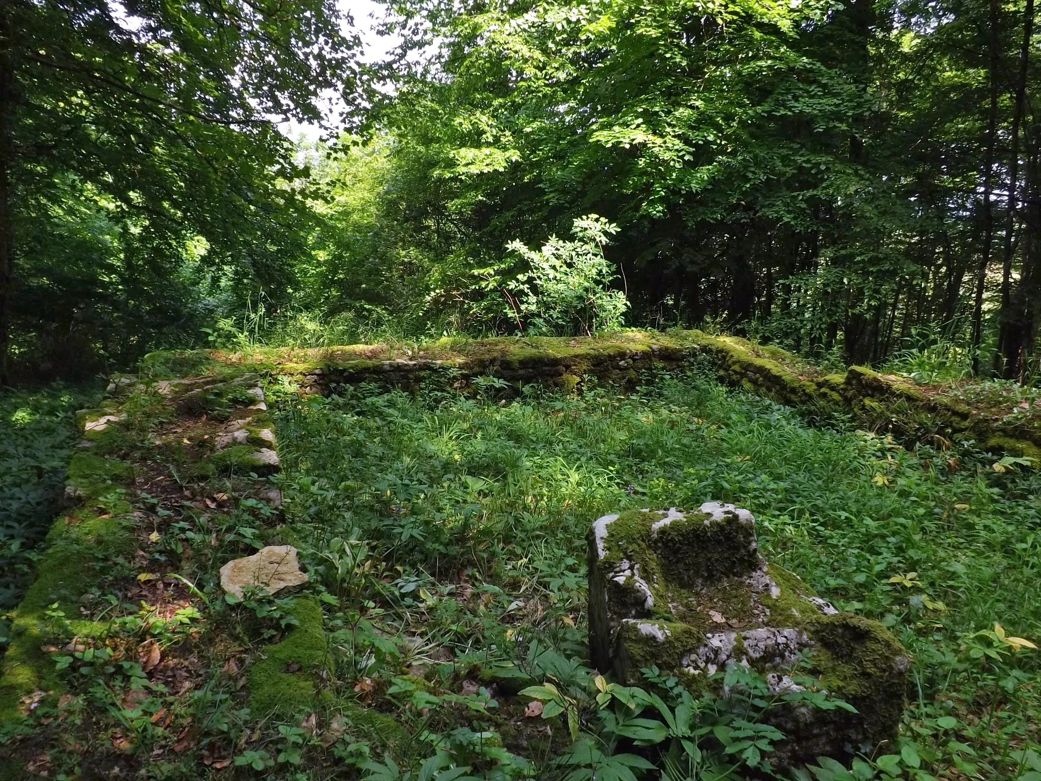 Photo showing: Ruins of the gallo-roman fanum of Pupillin near Arbois in Jura, France.