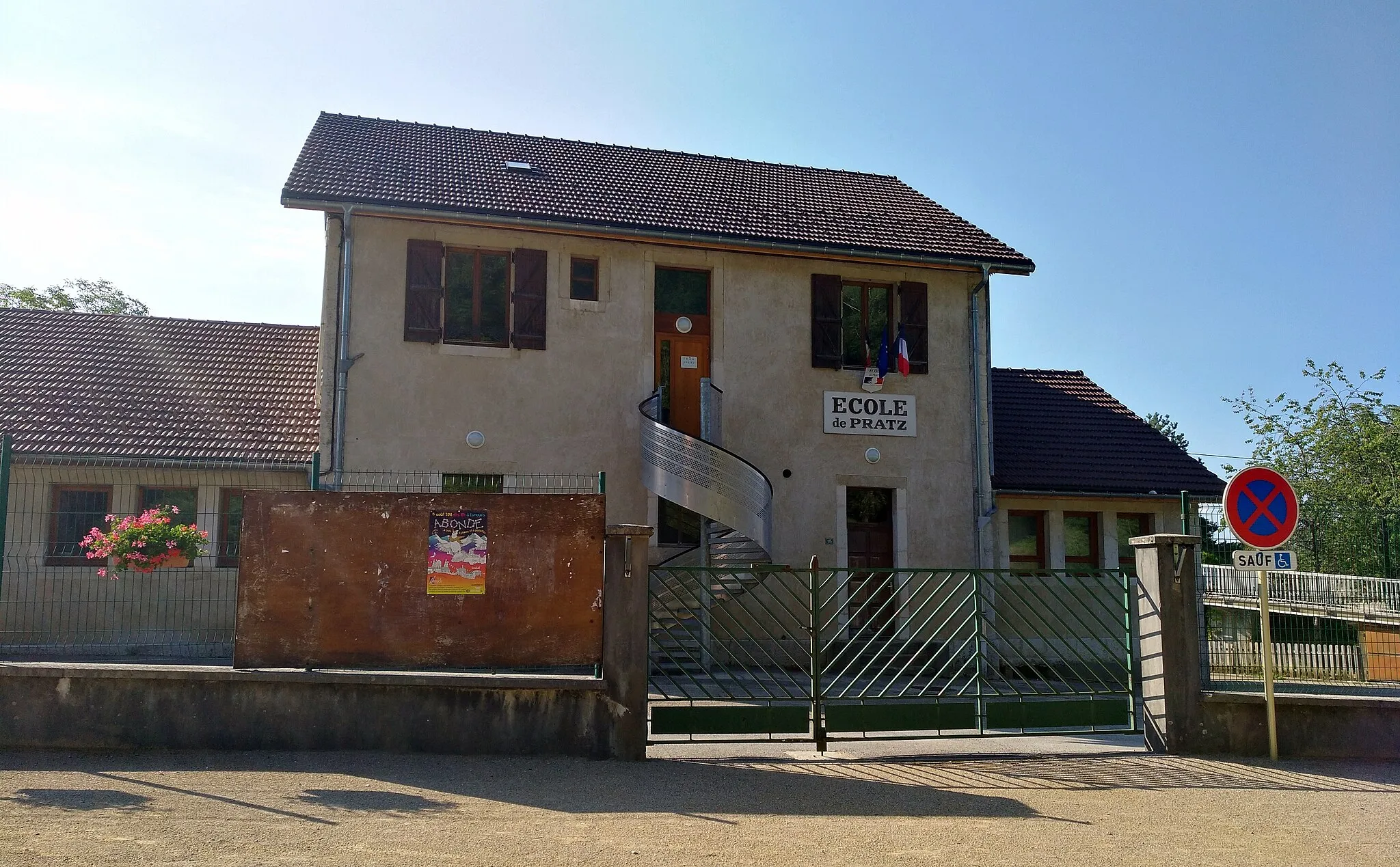 Photo showing: École de Pratz (Jura, France).