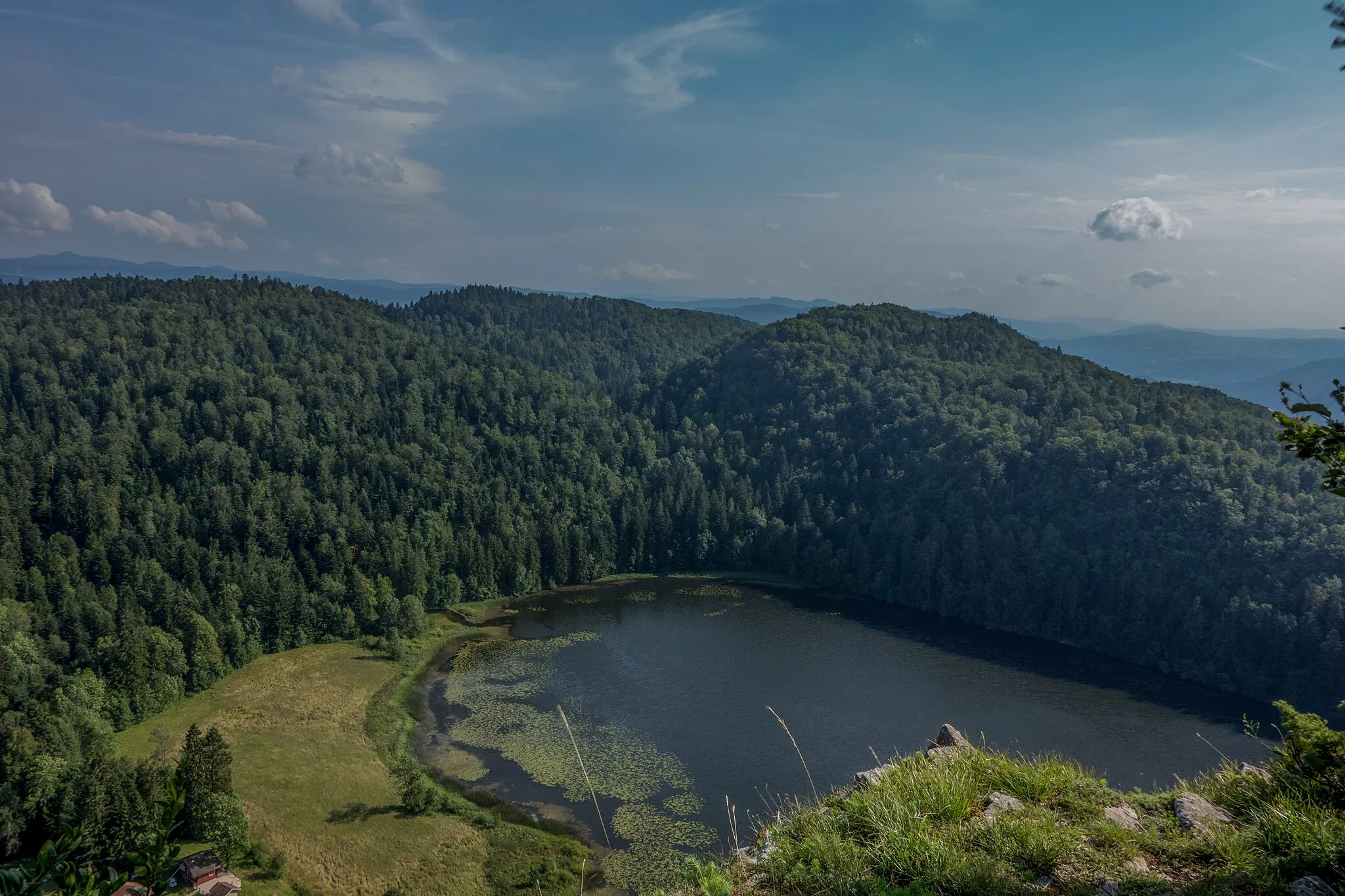 Photo showing: Lac d'Antre, from Roche d'Antre, Villards-d'Héria, Haut-Jura Regional Park