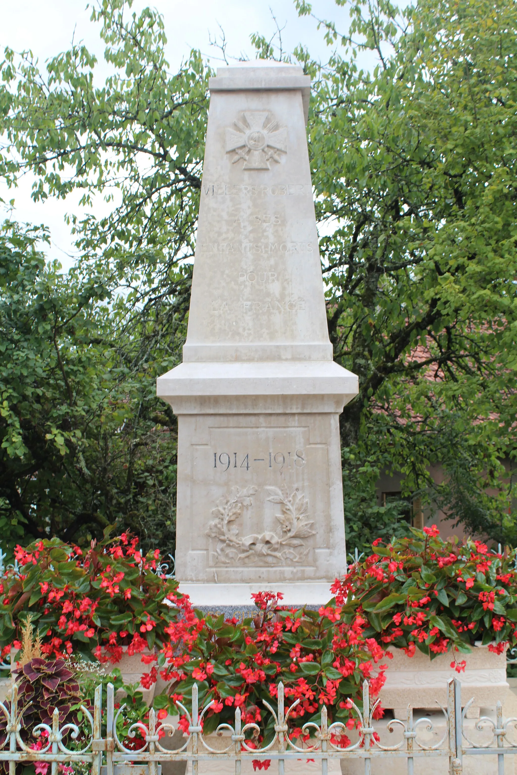 Photo showing: Monument aux morts de Villers-Robert.