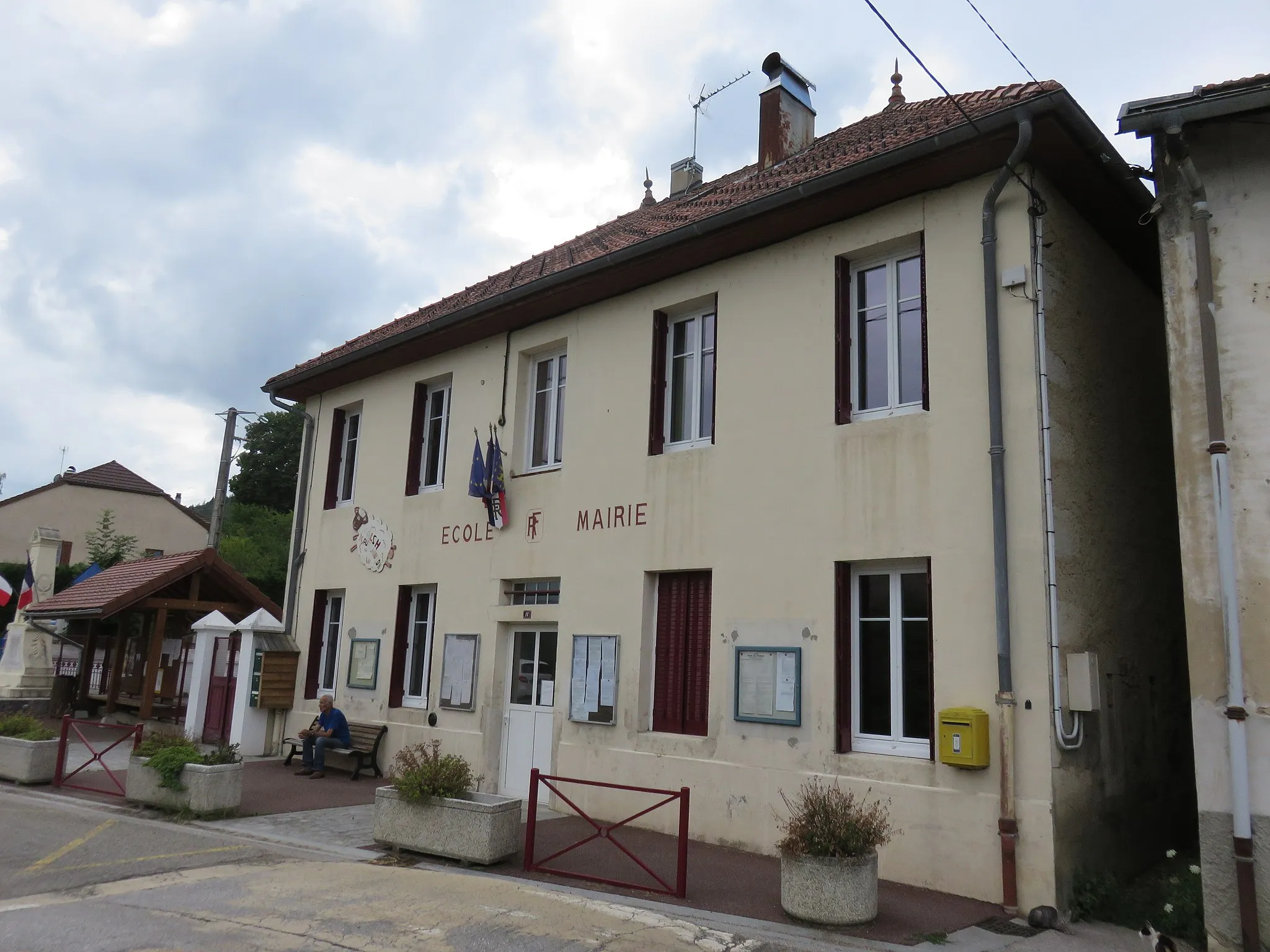 Photo showing: École-mairie de Villard-sur-Bienne (Jura, France).