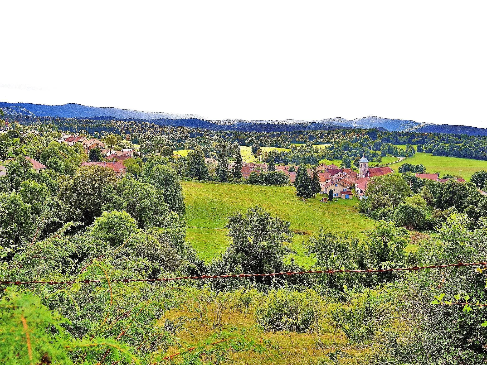 Photo showing: Panorama sur le village de Saint-Maurice-Crillat