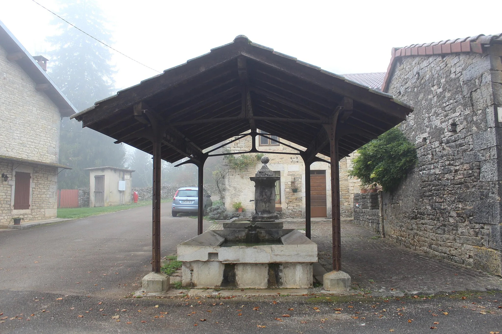 Photo showing: Fontaine, place du Tilleul, Thoissia.