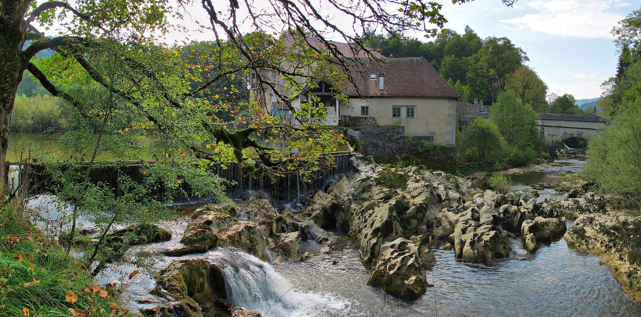 Photo showing: Parc naturel régional du Haut-Jura
Marmites sur l'Ain au niveau du moulin de Syam