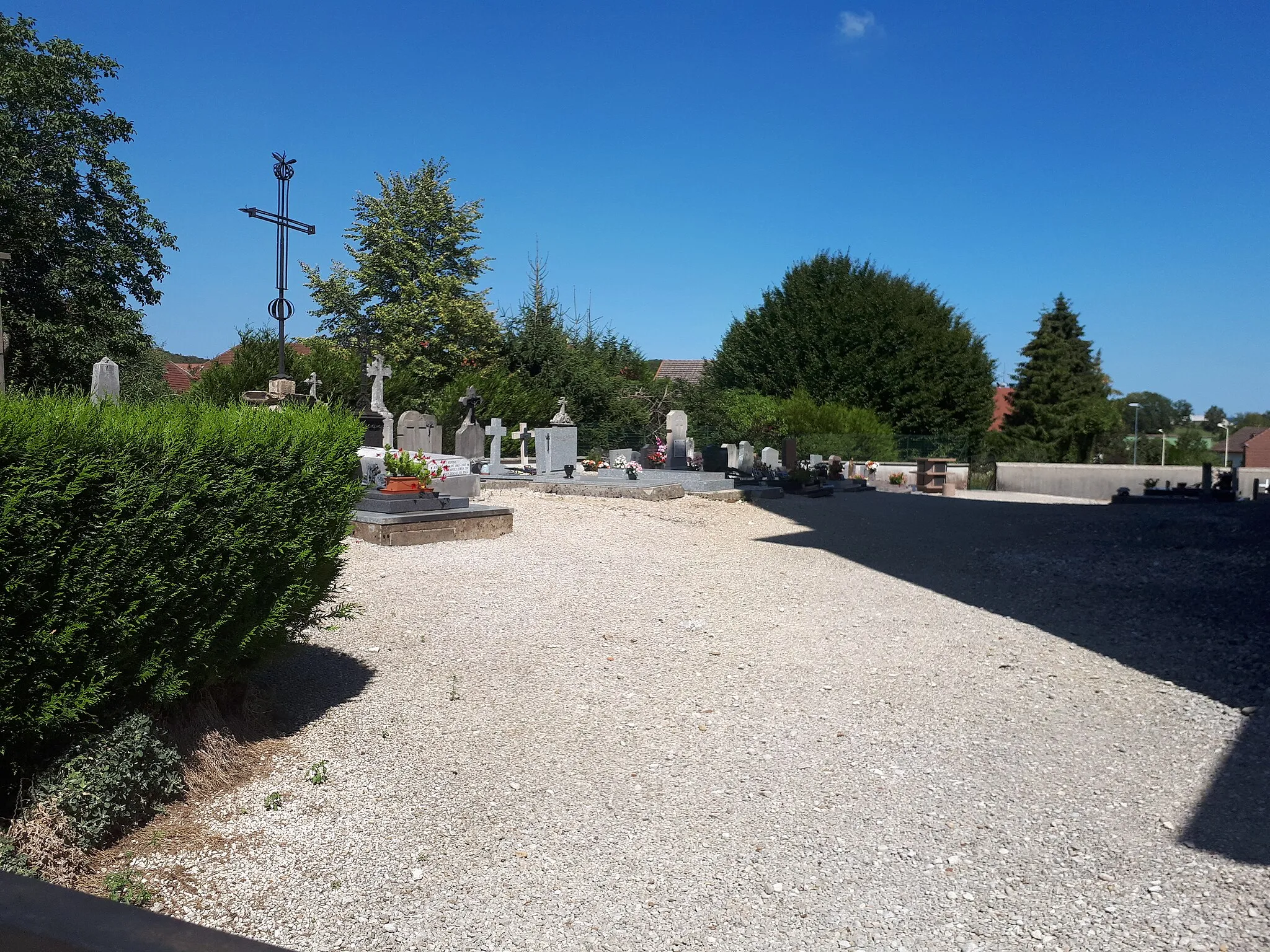 Photo showing: Intérieur du cimetière de Valempoulières.