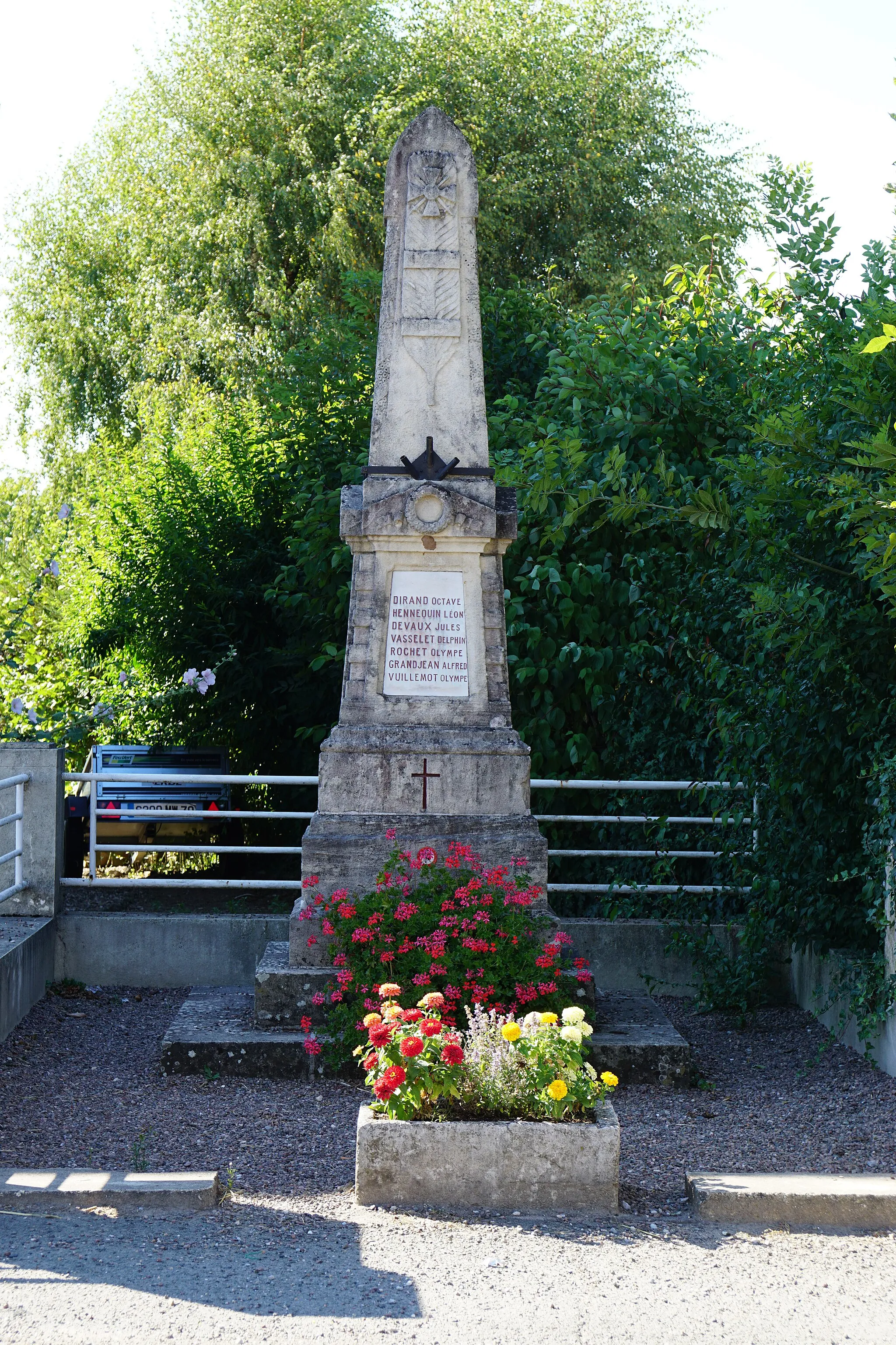 Photo showing: Le monument aux morts d'Andornay.