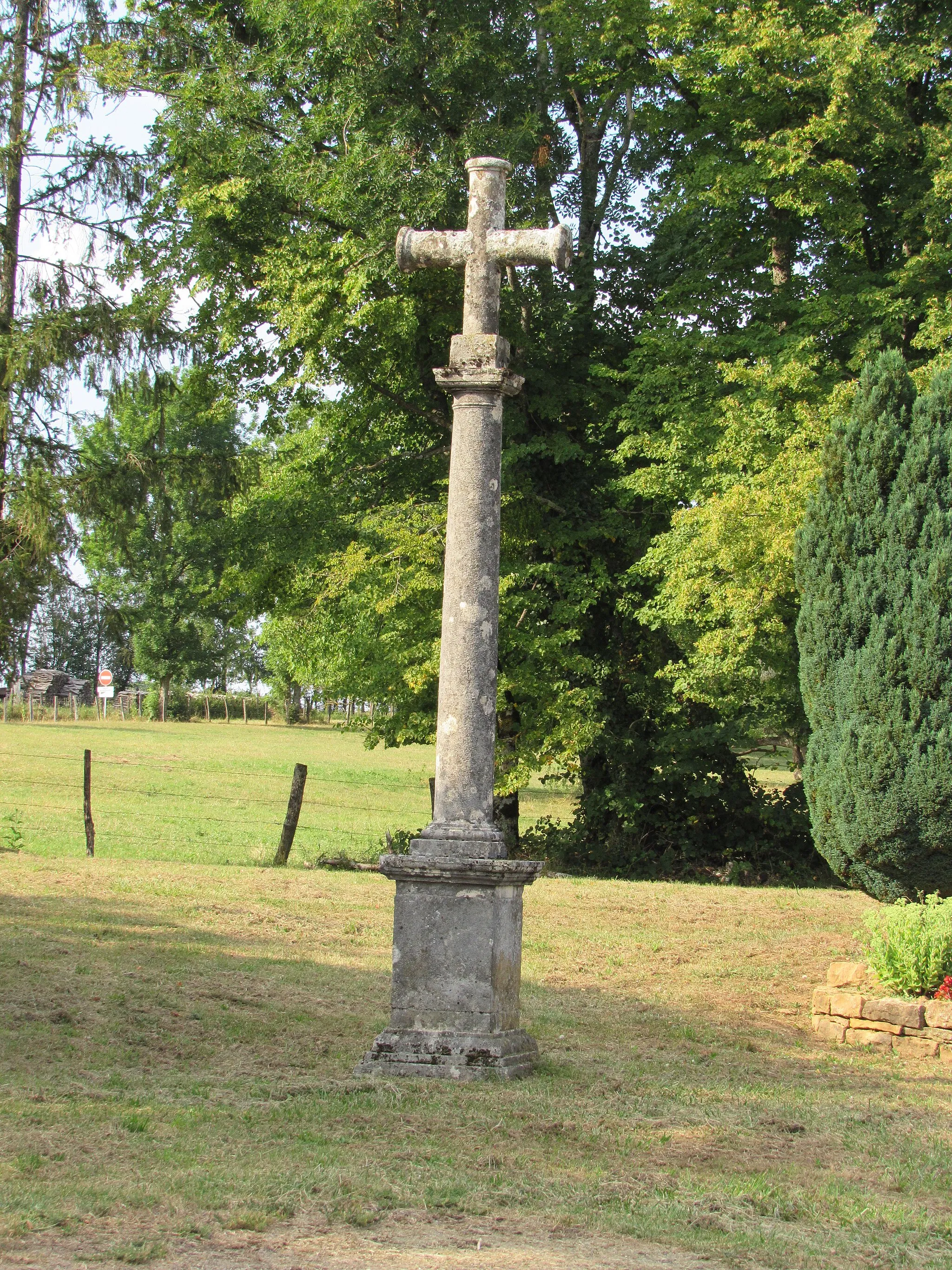 Photo showing: Croix en pierre - route de Faverney