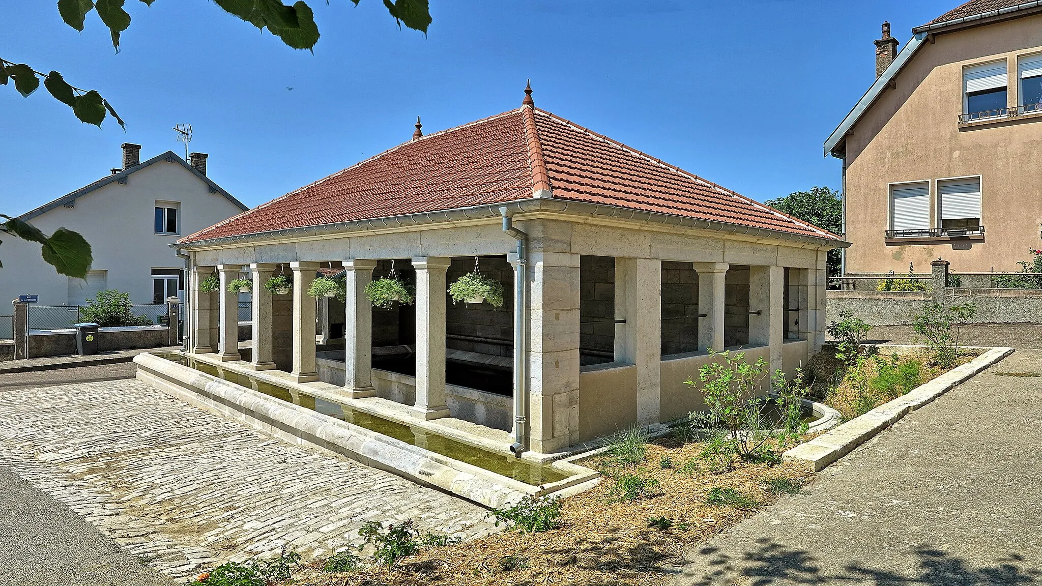 Photo showing: Le lavoir-abreuvoir couvert