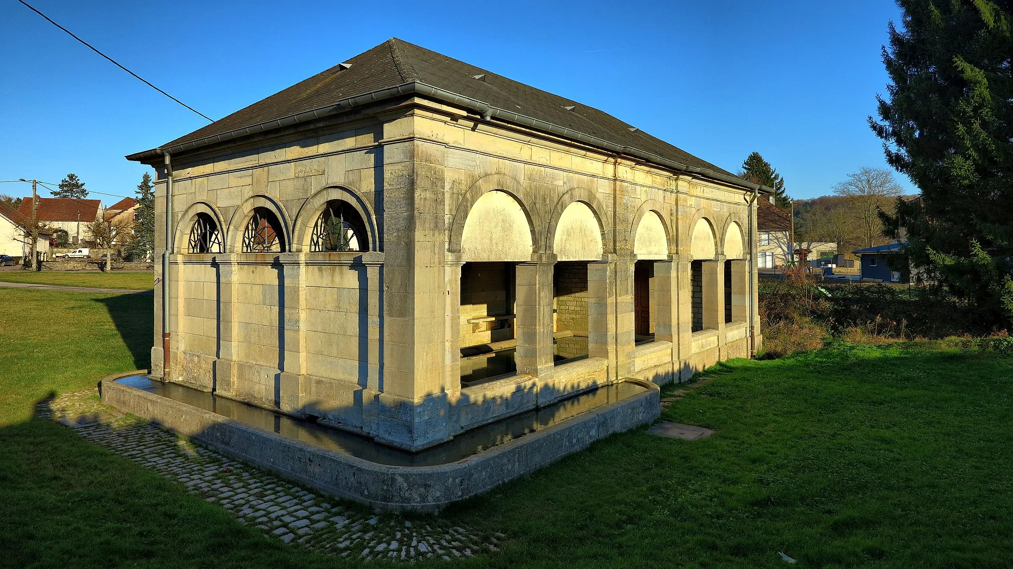 Photo showing: Le lavoir-abreuvoir d'Authoison