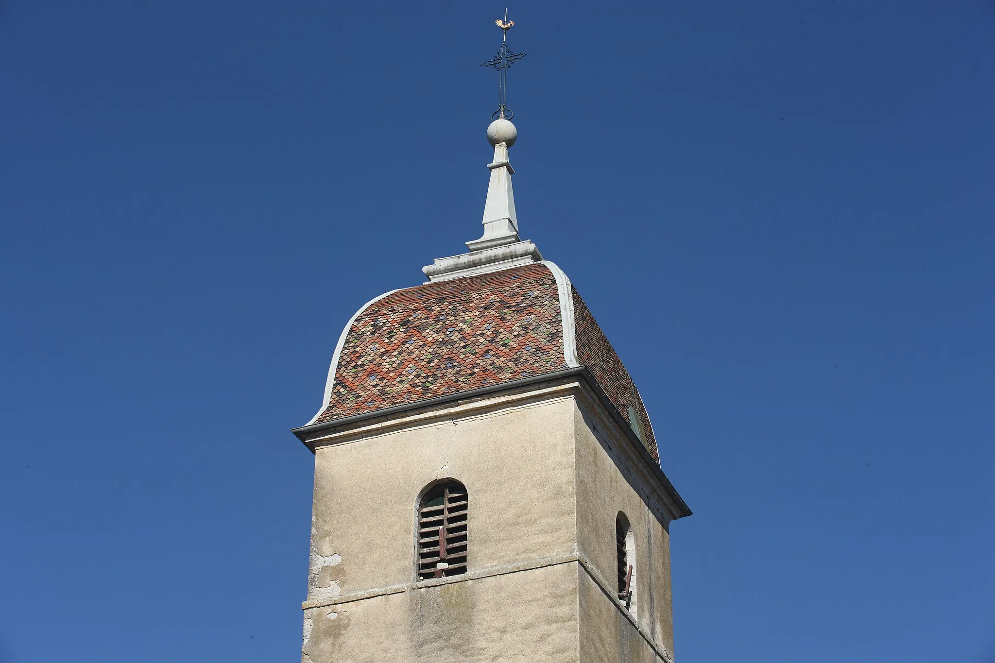 Photo showing: Vue sur le clocher comtois de l'église.
