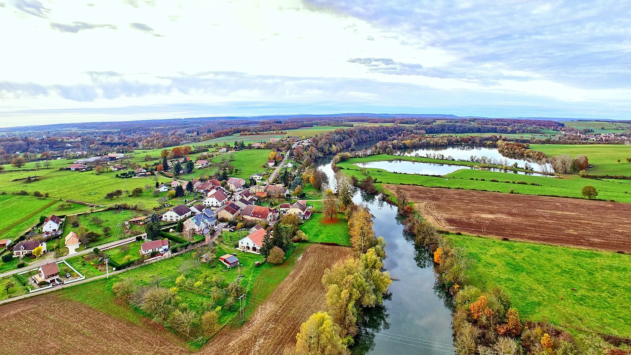 Photo showing: Le village au bord de l'Ognon