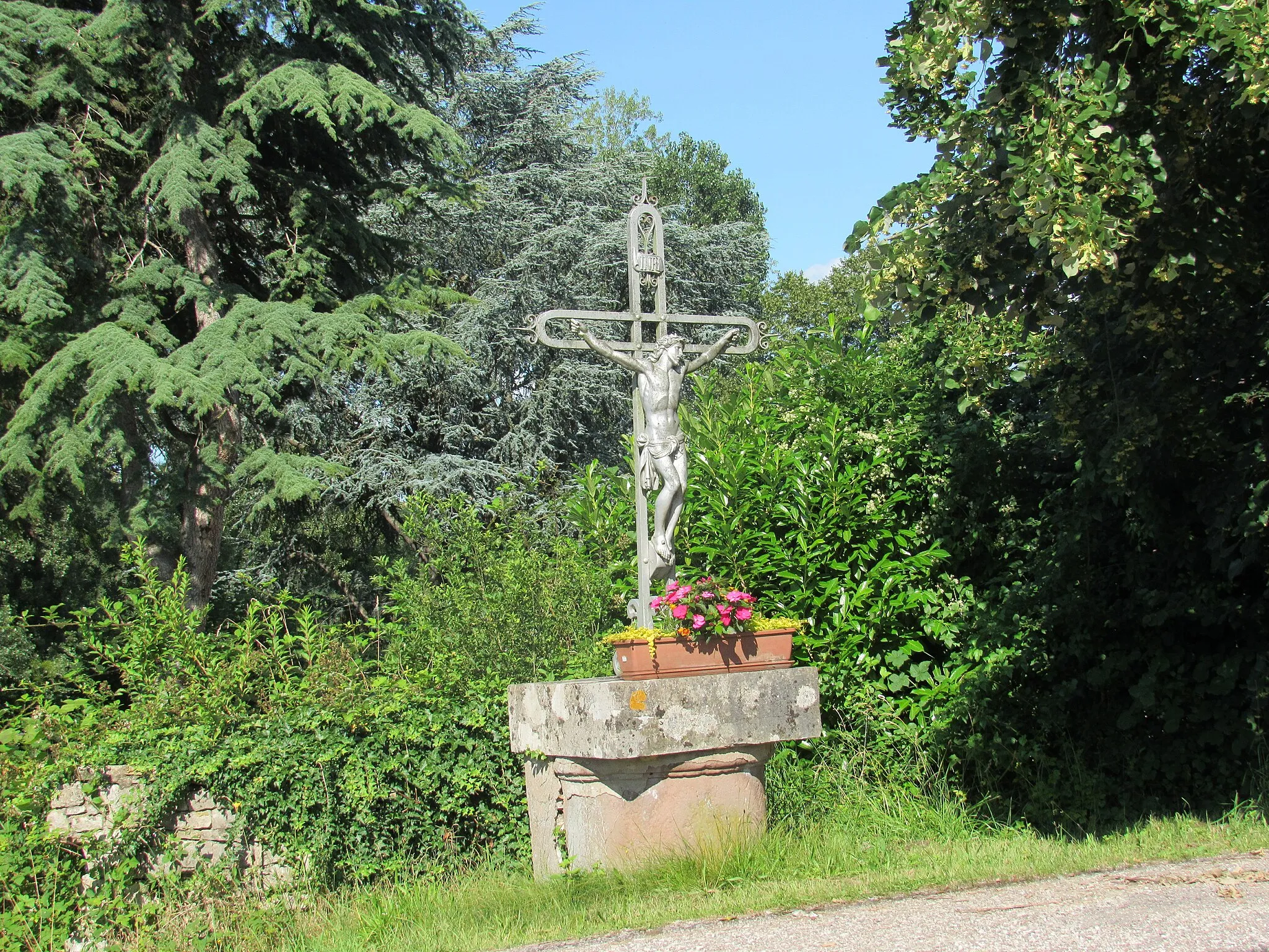 Photo showing: Croix métallique et Christ en fonte