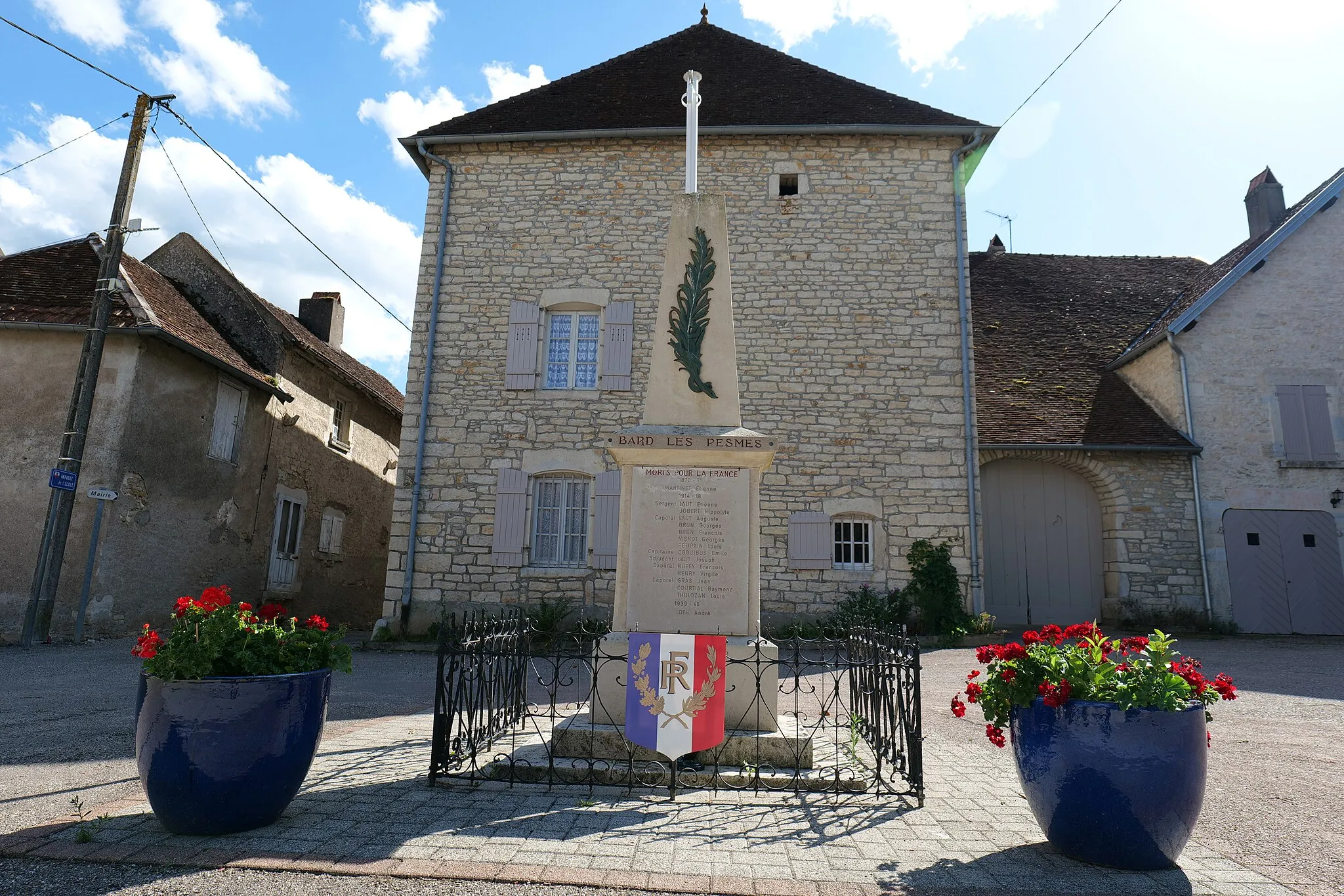 Photo showing: image montrant une photographie prise sur le territoire de la commune de Bard-lès-Pesmes dans le département de la Haute-Saône :  Monument aux morts au village