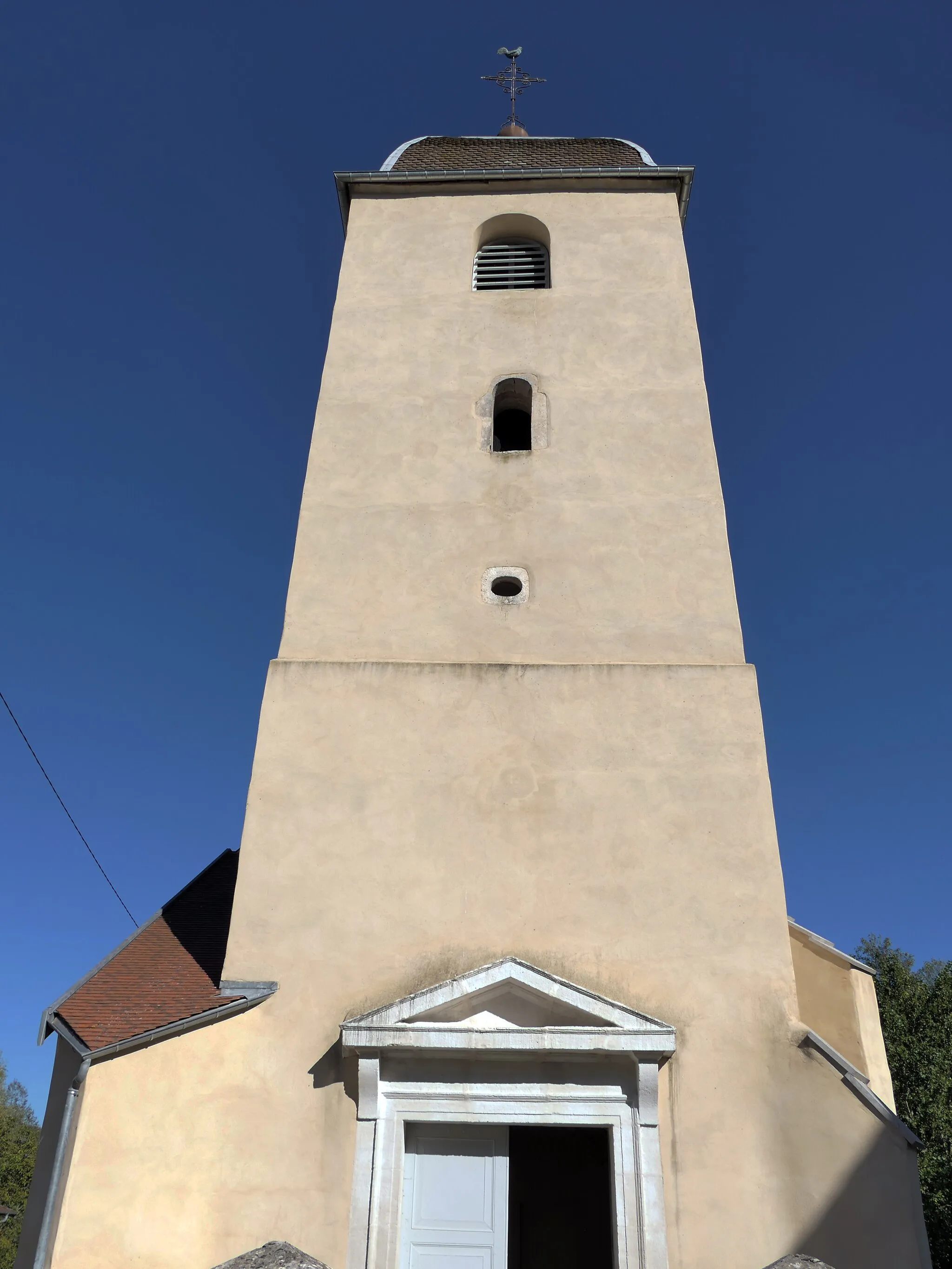 Photo showing: image montrant une photographie prise sur la commune de Beaumotte-lès-Pin dans le département de la Haute-Saône ː Église Saints-Pierre-et-Paul (tour et clocher)