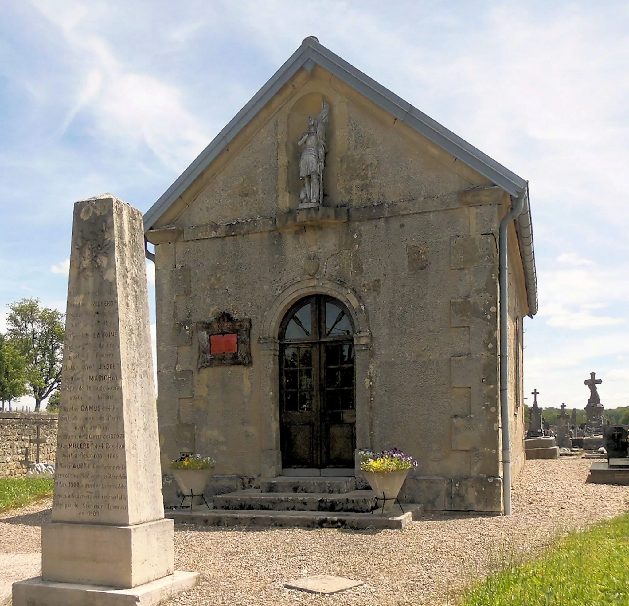 Photo showing: La chapelle Saint-Thiébaud et le monument aux morts à Baulay