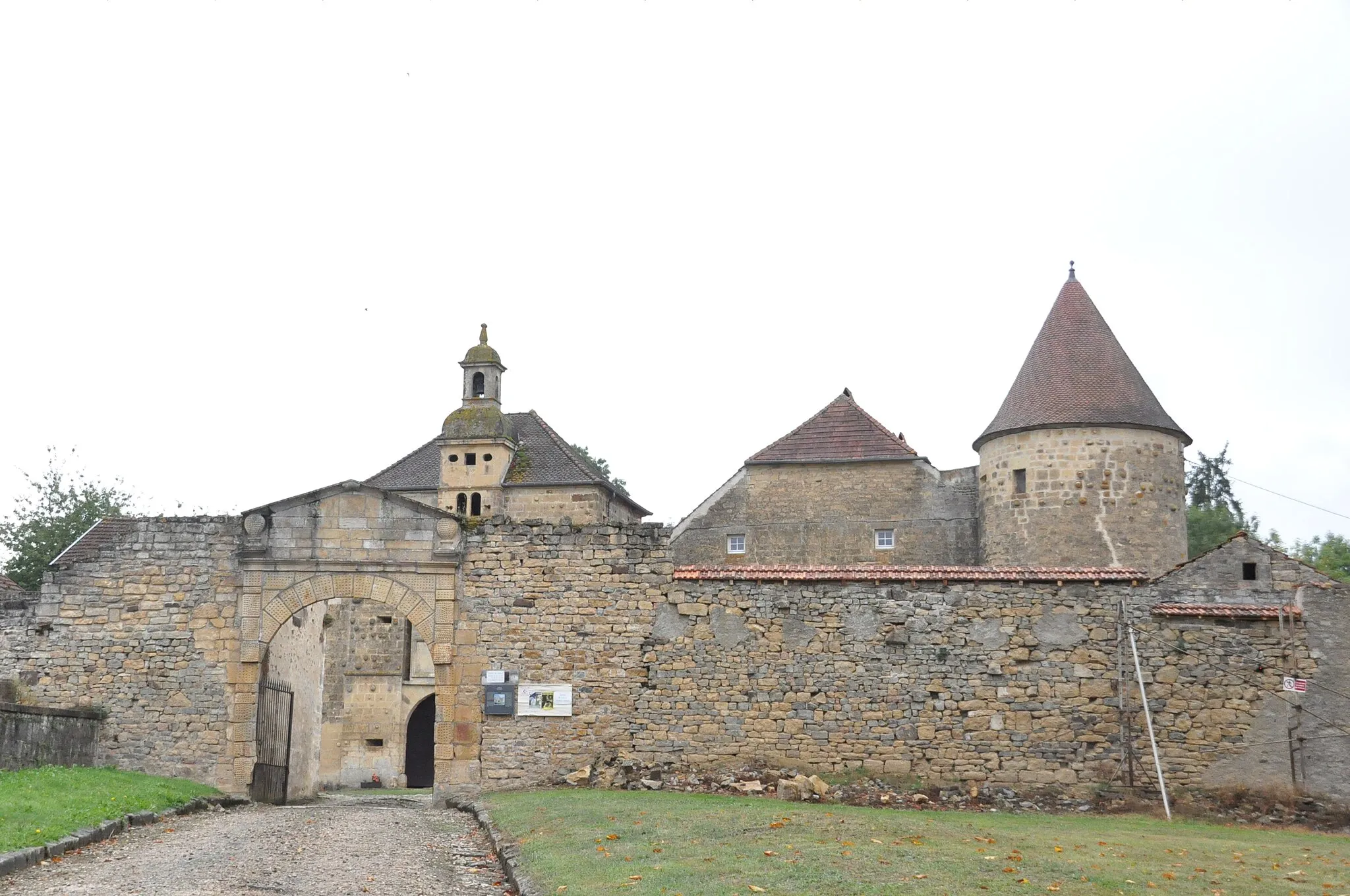 Photo showing: This building is indexed in the base Mérimée, a database of architectural heritage maintained by the French Ministry of Culture, under the reference PA00102121 .