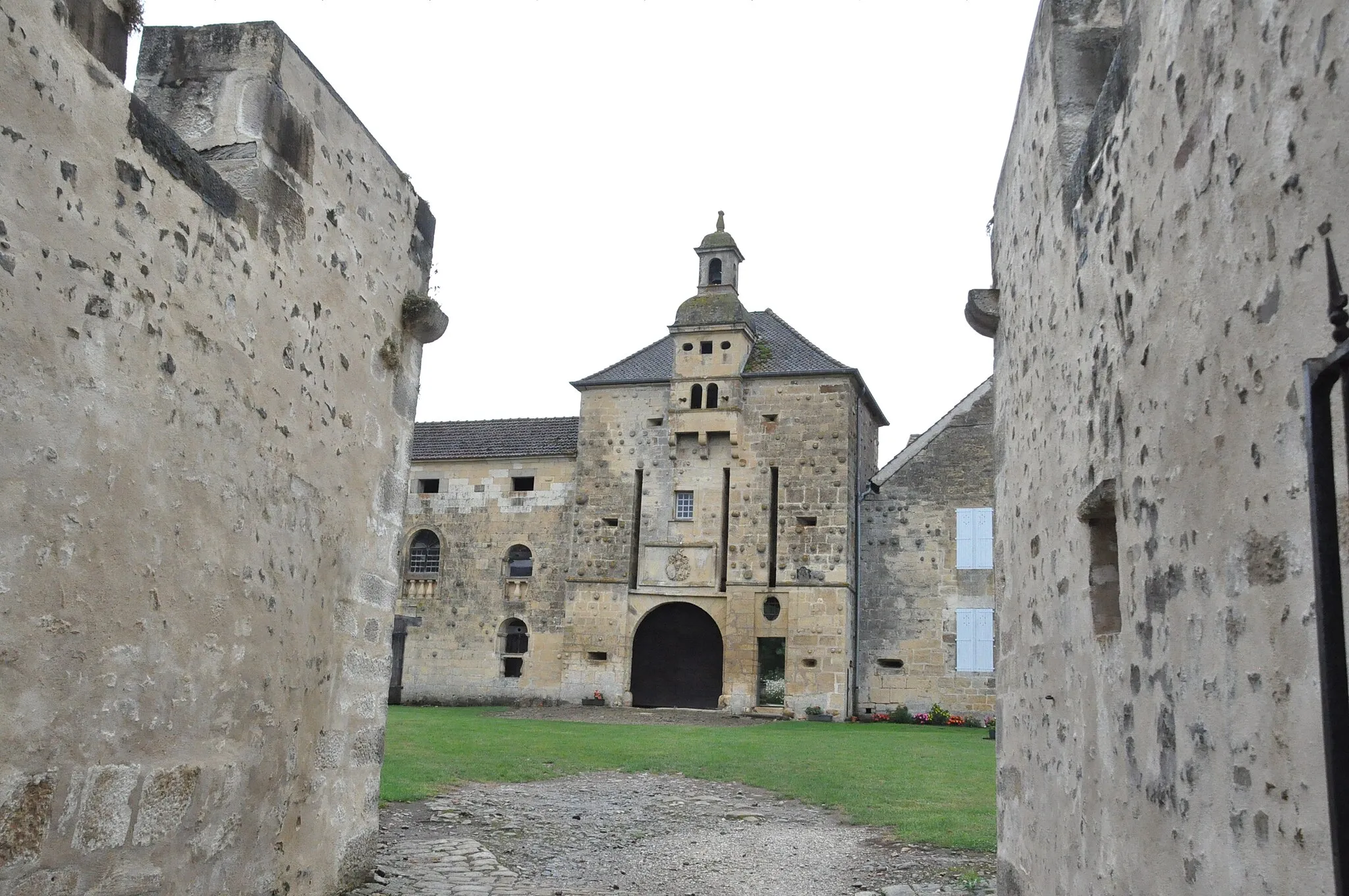 Photo showing: This building is indexed in the base Mérimée, a database of architectural heritage maintained by the French Ministry of Culture, under the reference PA00102121 .