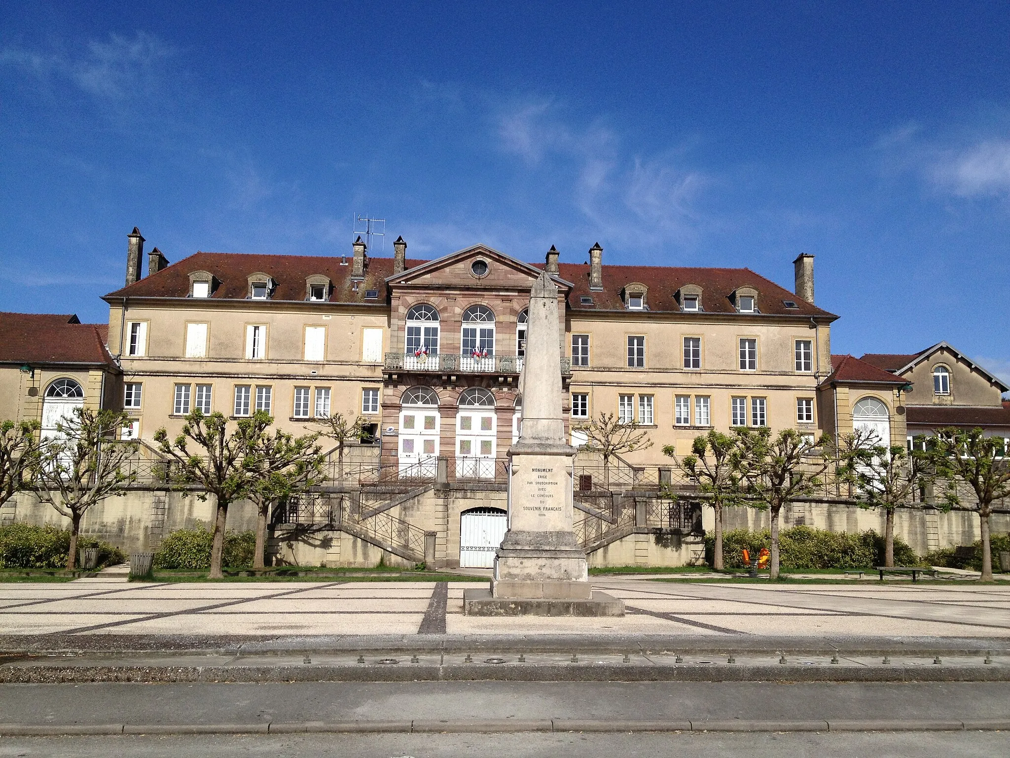 Photo showing: Mairie de Breurey-lès-Faverney et monument aux morts