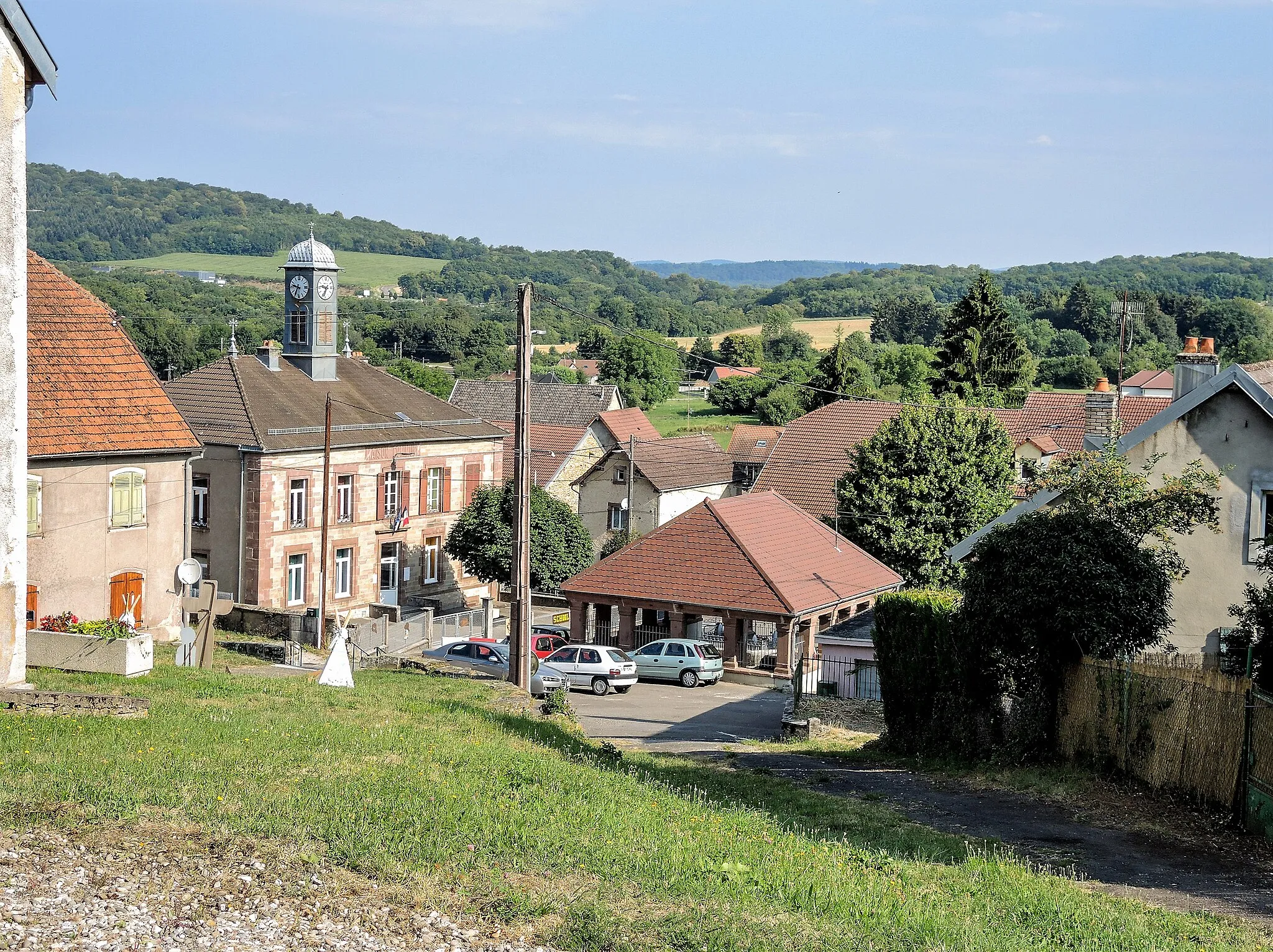 Photo showing: Centre du village, école et fontaine, vus de la rue des Chevrettes. Brévilliers. Haute-Saône