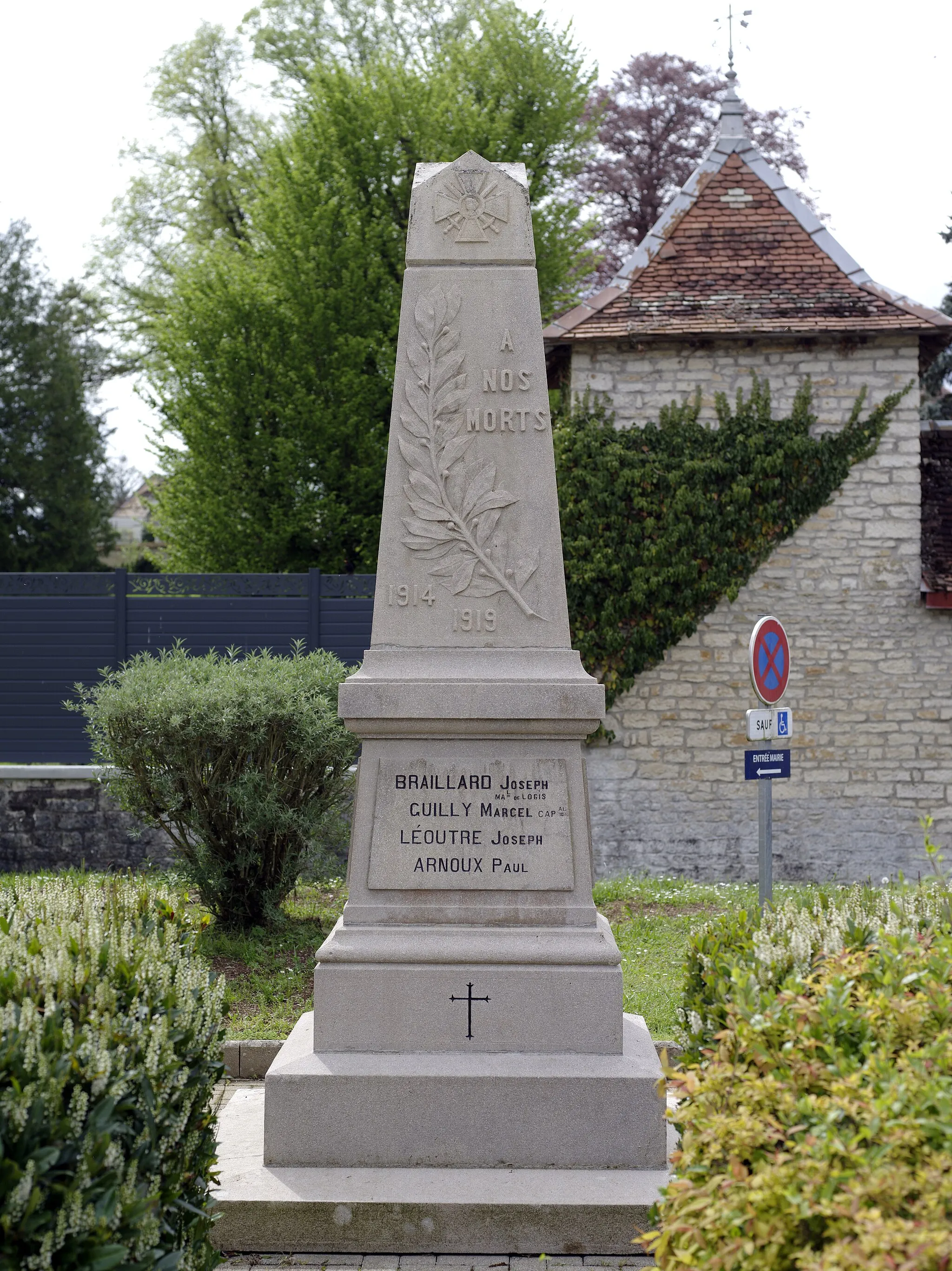 Photo showing: image montrant une photographie prise à Chambornay-lès-Pin dans le département de la Haute-Saône ː monument aux morts