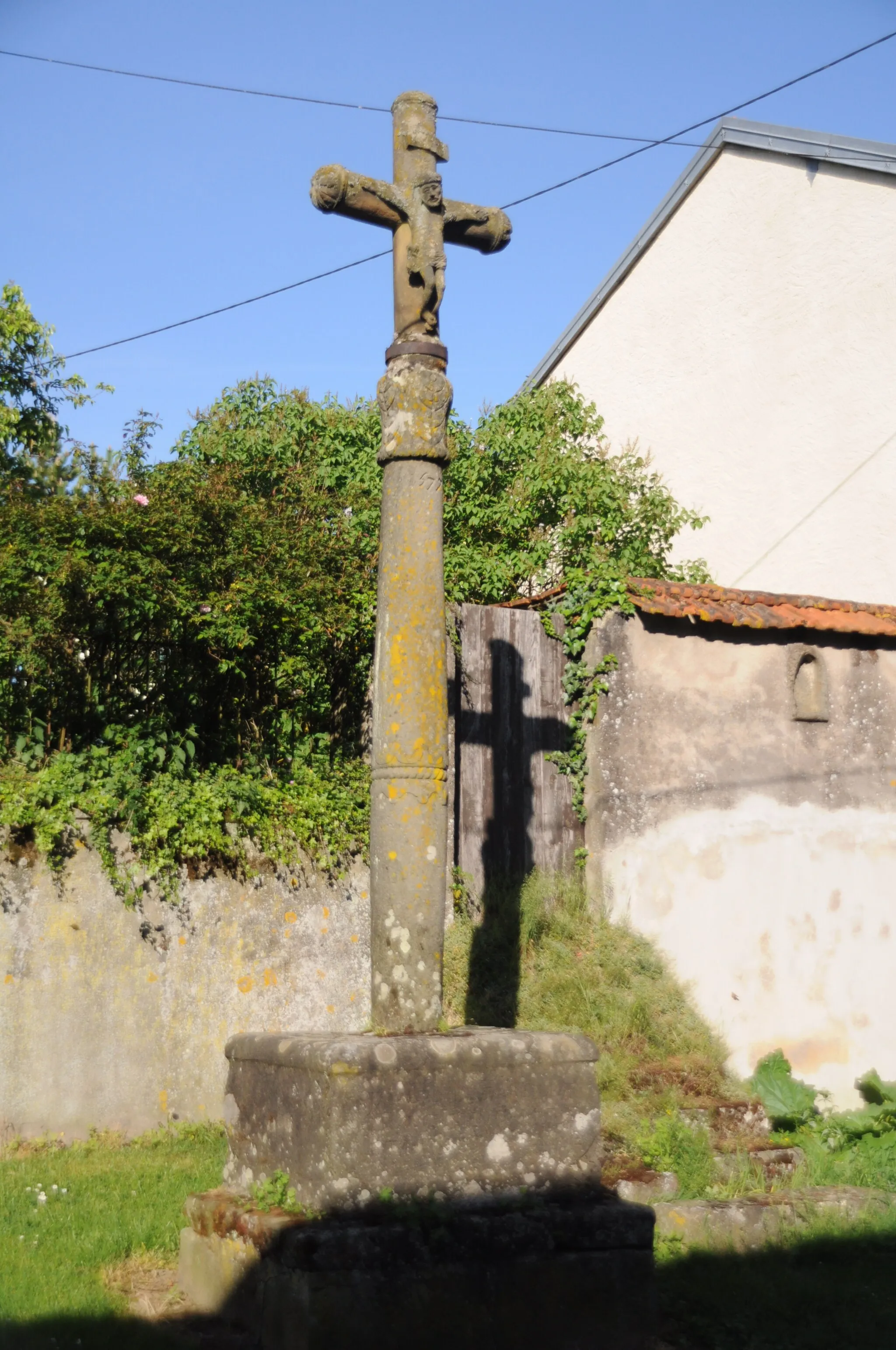 Photo showing: This building is indexed in the base Mérimée, a database of architectural heritage maintained by the French Ministry of Culture, under the reference PA70000013 .