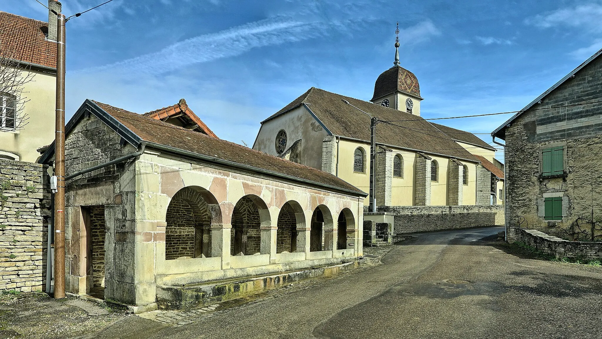 Photo showing: Le lavoir à arcades et l'église de la Nativité-de-Notre-Dame