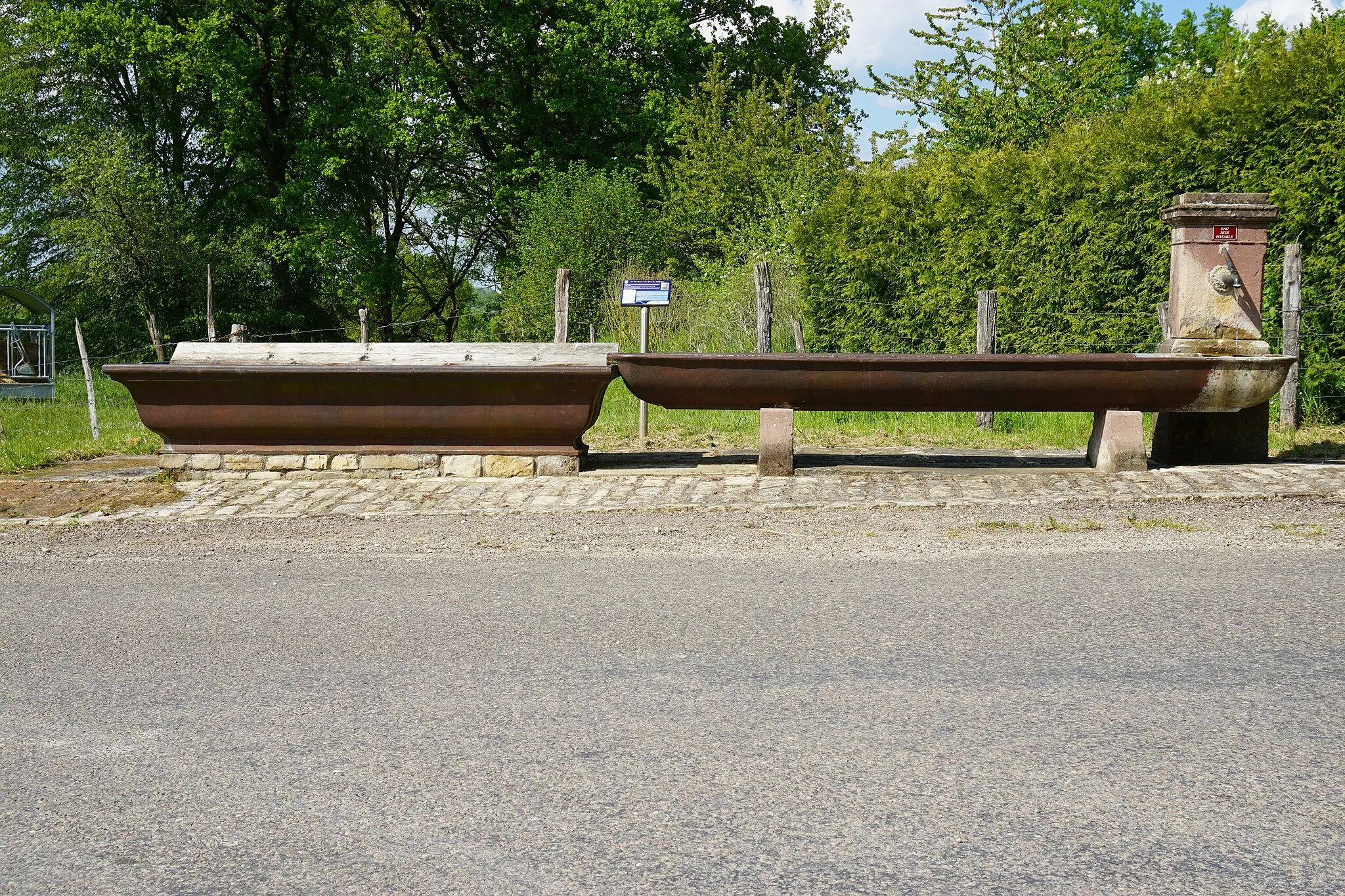 Photo showing: La fontaine du bas du village de Châteney.