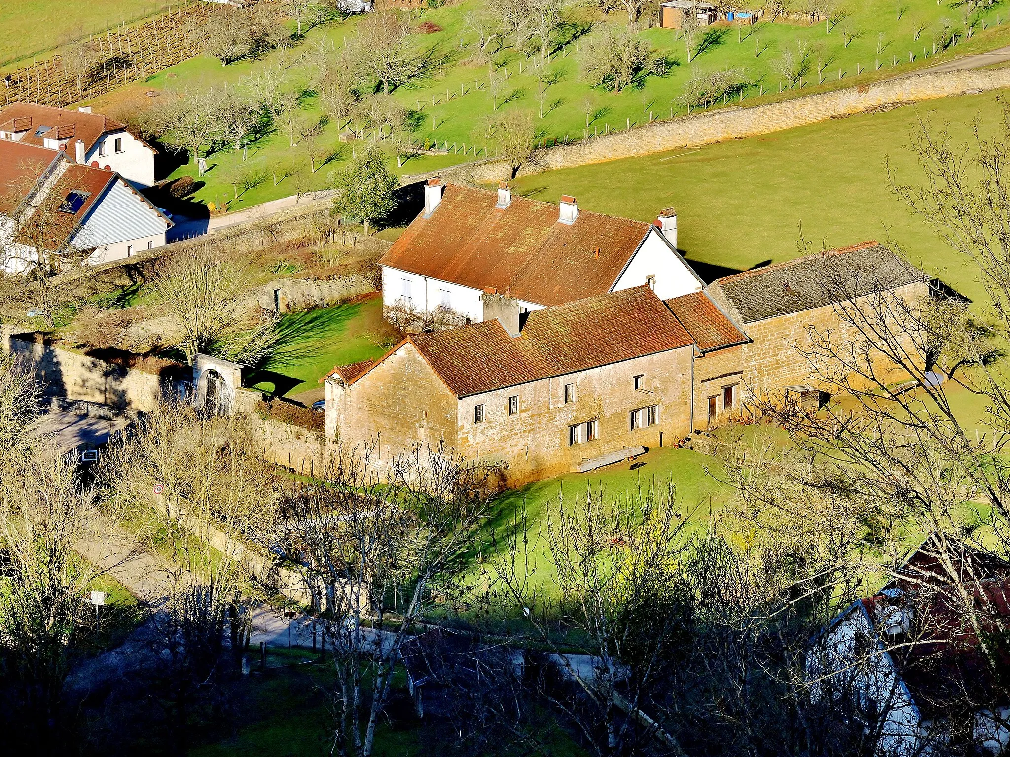 Photo showing: Maison forte de Chariez, vue de la chapelle Notre-Dame de la Salette