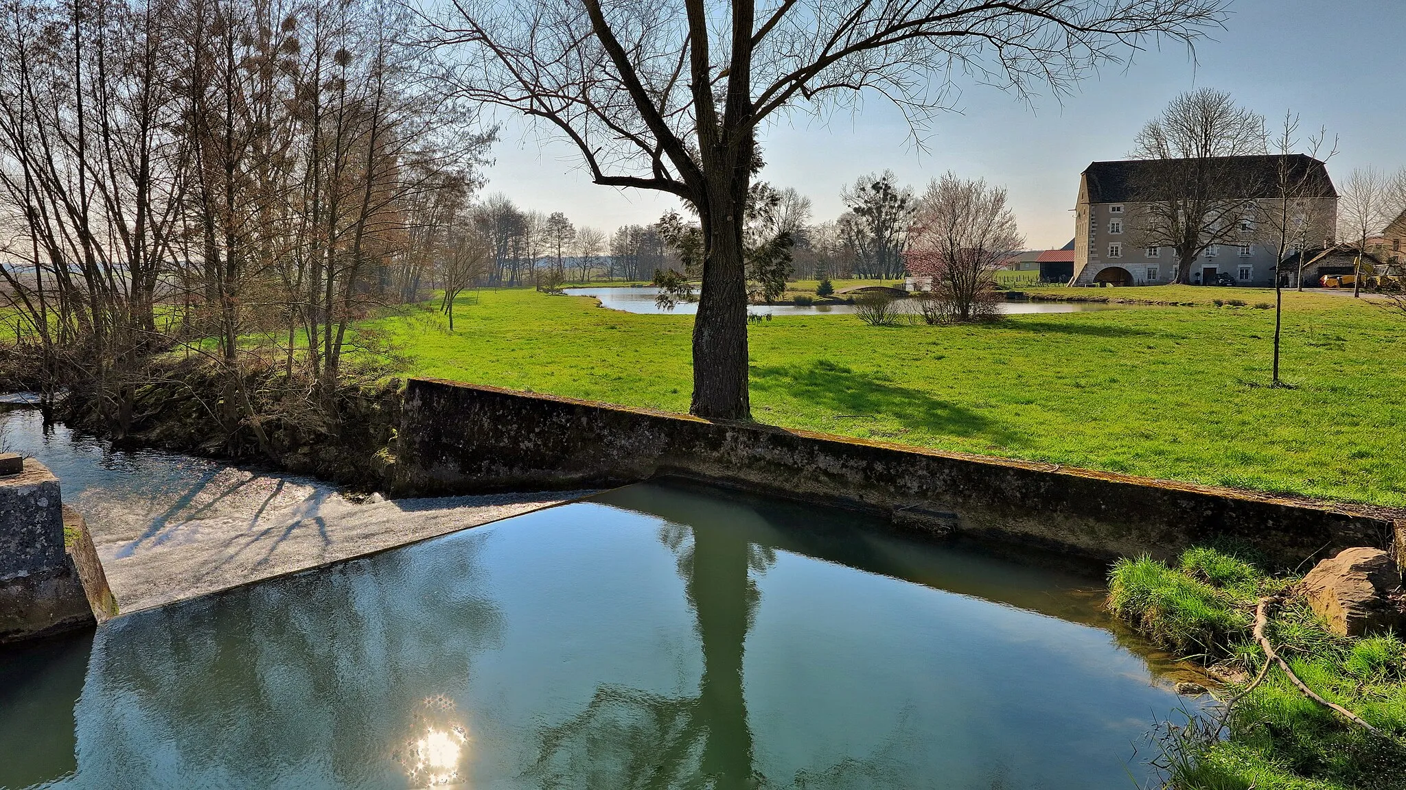 Photo showing: Le barrage du moulin sur la Morthe