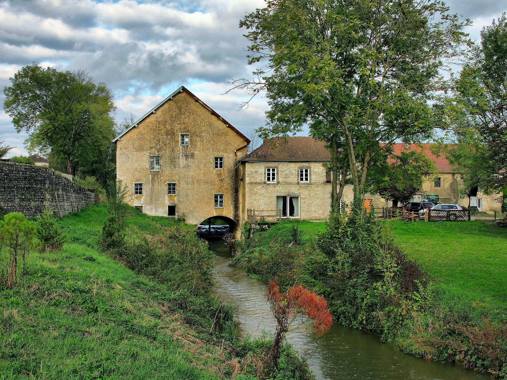 Photo showing: Le moulin sur la dérivation de l'Ognon