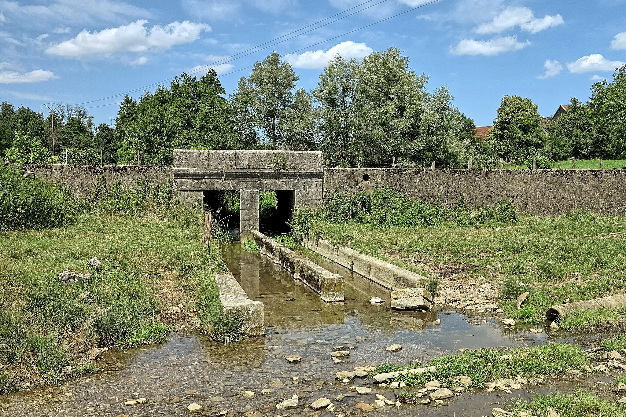 Photo showing: Lavoir au fil de l'eau sur le ruisseau de Bouhans