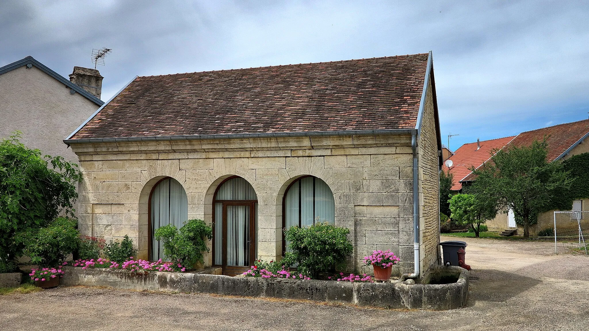 Photo showing: Le lavoir-abreuvoir reconverti