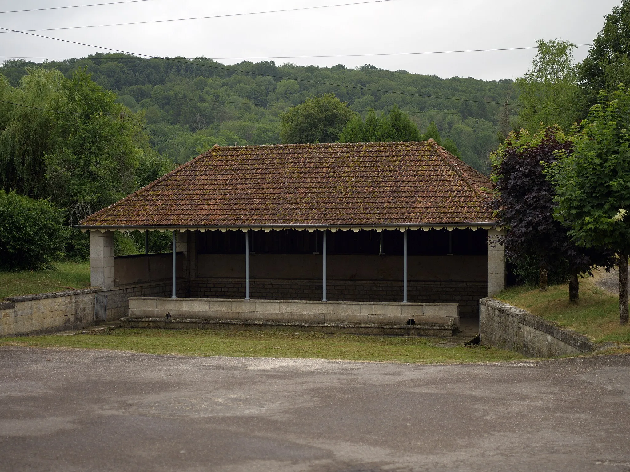 Photo showing: image montrant une photographie prise au bourg de Combeaufontaine dans le département de la Haute-Saône ː Grand lavoir abreuvoir