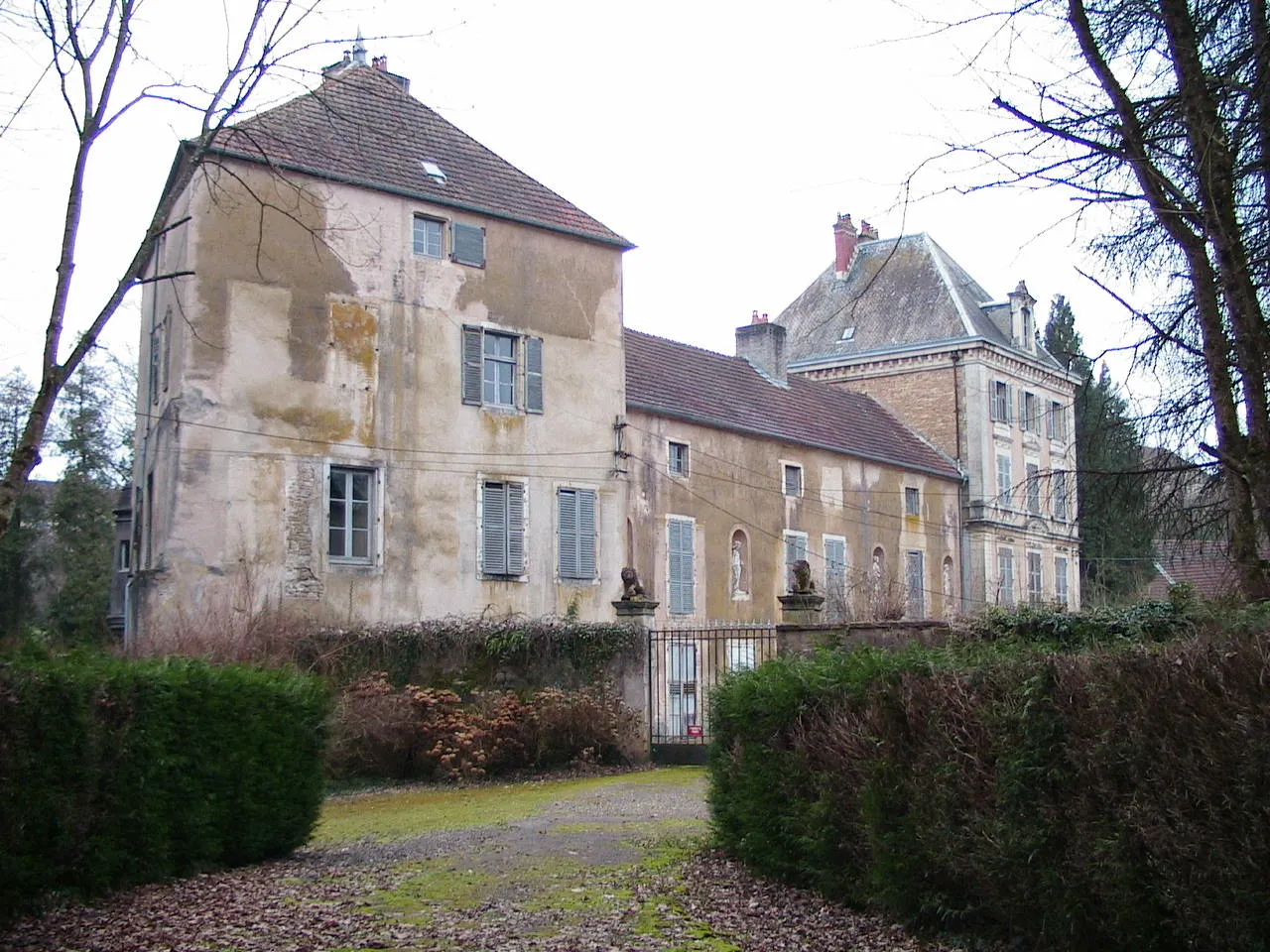 Photo showing: Château de Conflandey (Haute-Saône), façade côté cour et entrée