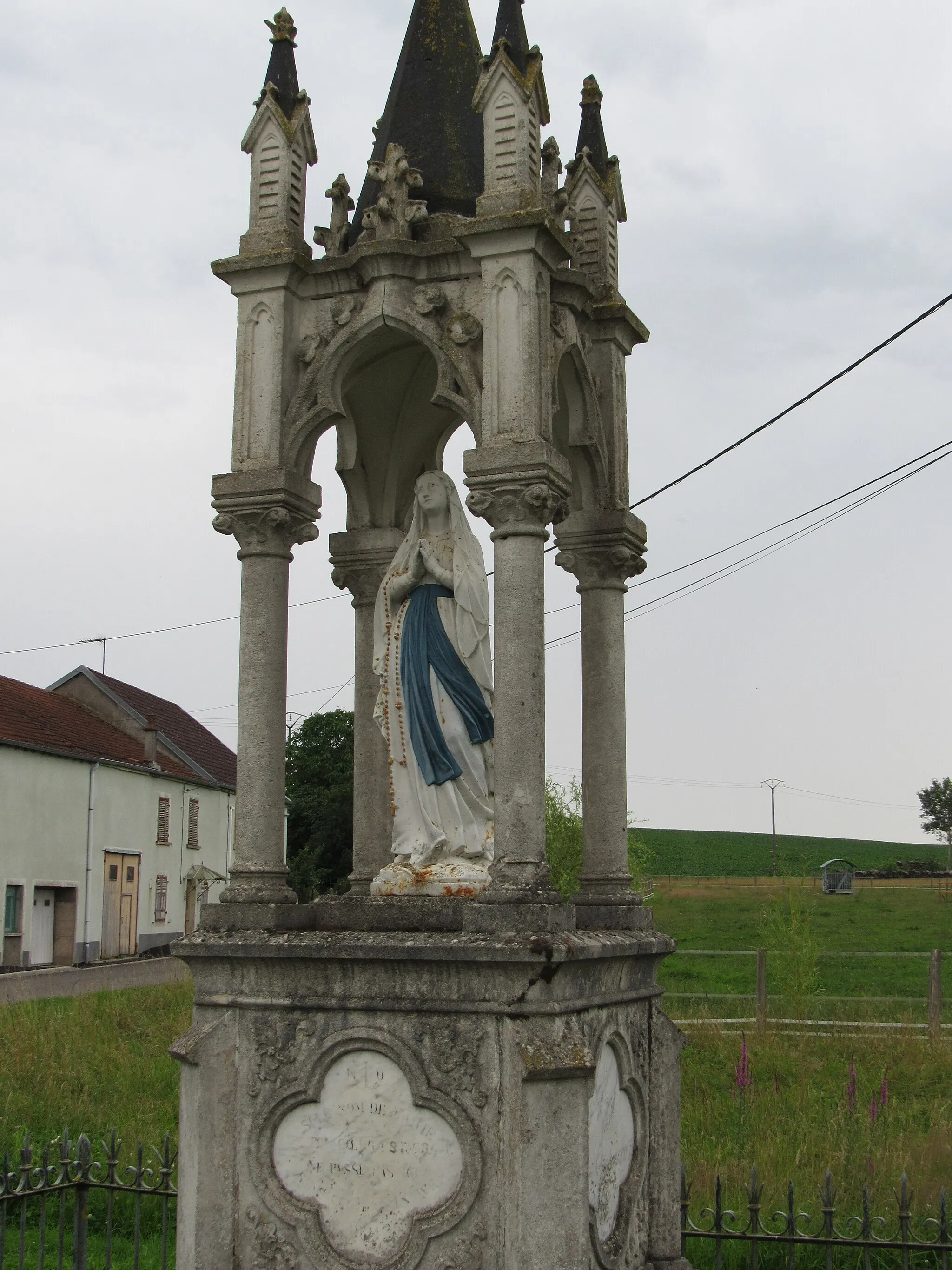 Photo showing: Statue de Notre-Dame de Lourdes