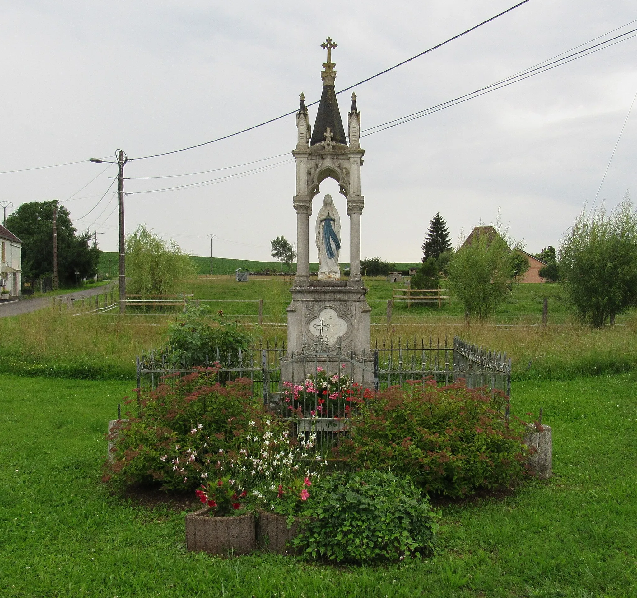Photo showing: Statue de Notre-Dame de Lourdes