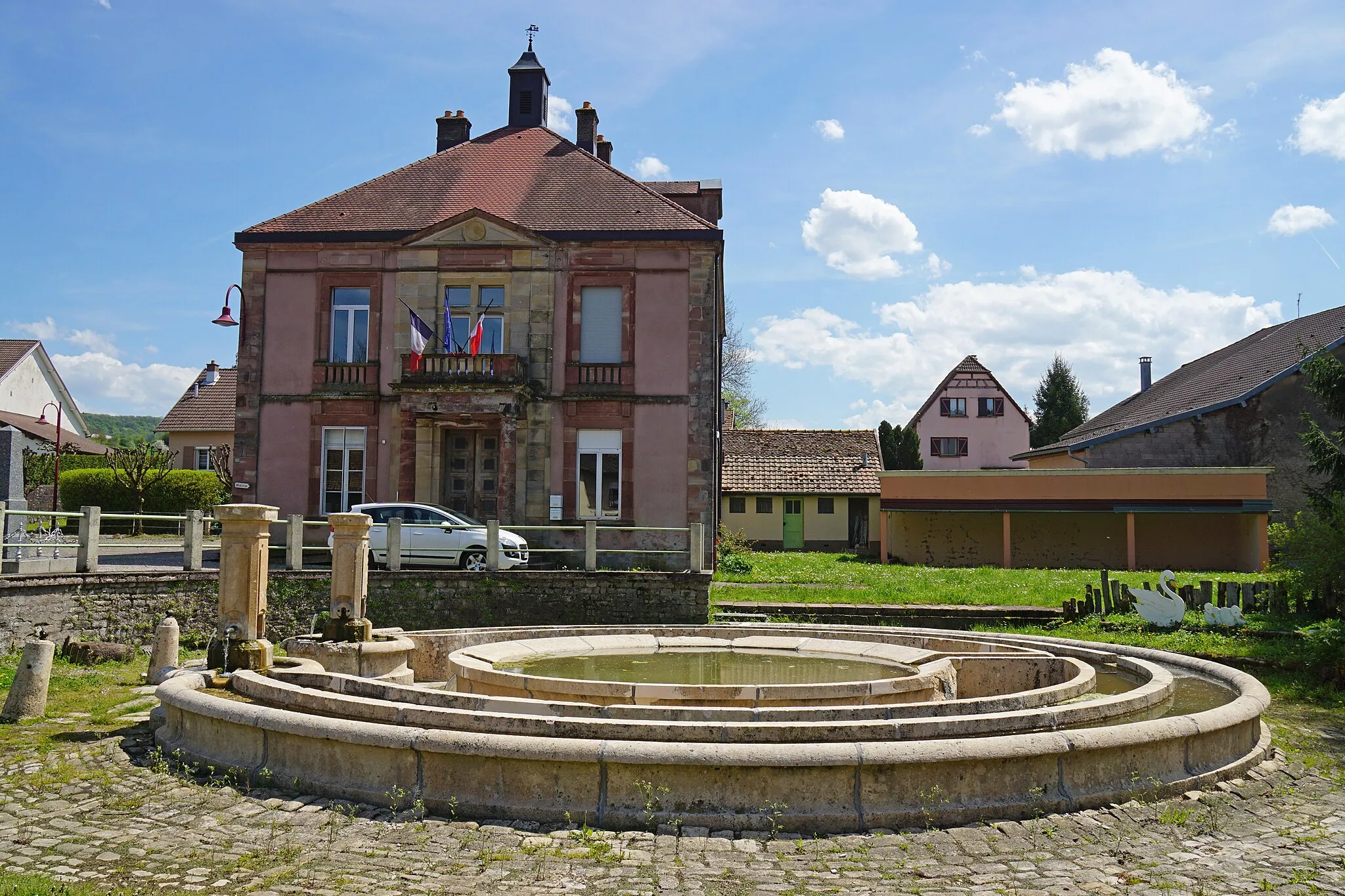 Photo showing: La mairie et la fontaine de Crevans.