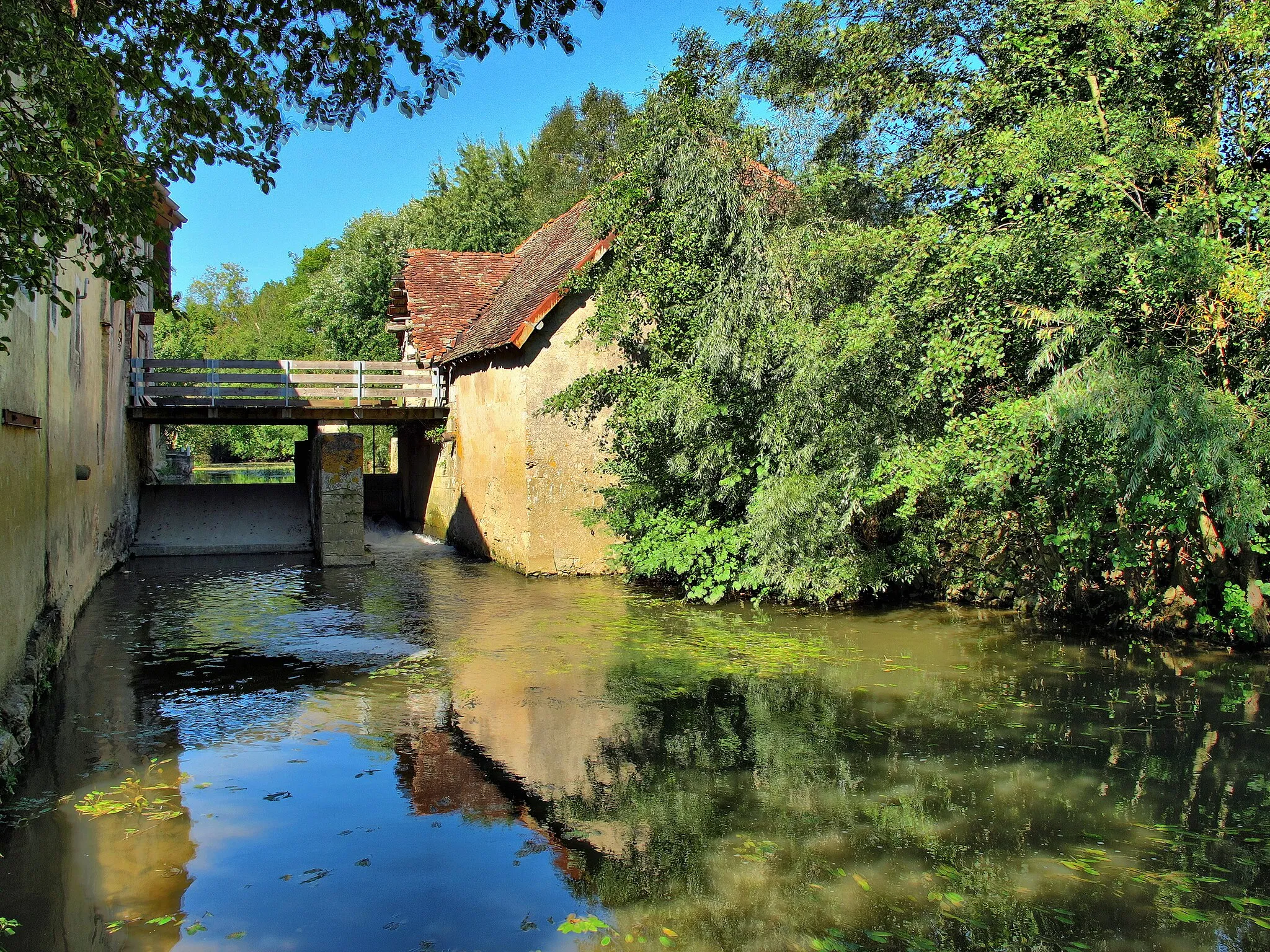 Photo showing: Le moulin sur la dérivation de l'Ognon