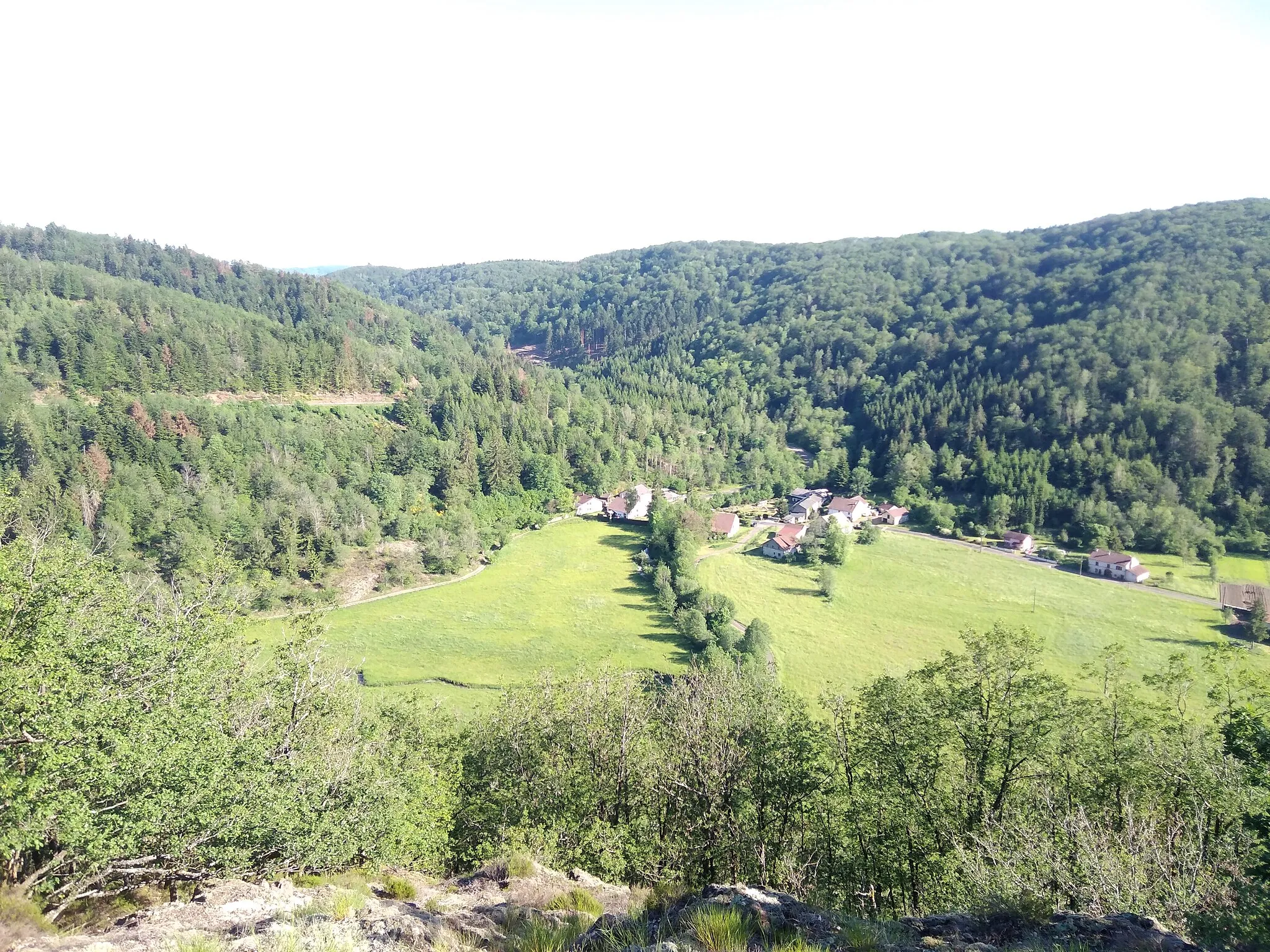 Photo showing: Vue (depuis le nord) du hameau de Saphoz située dans la vallée du Beuletin.