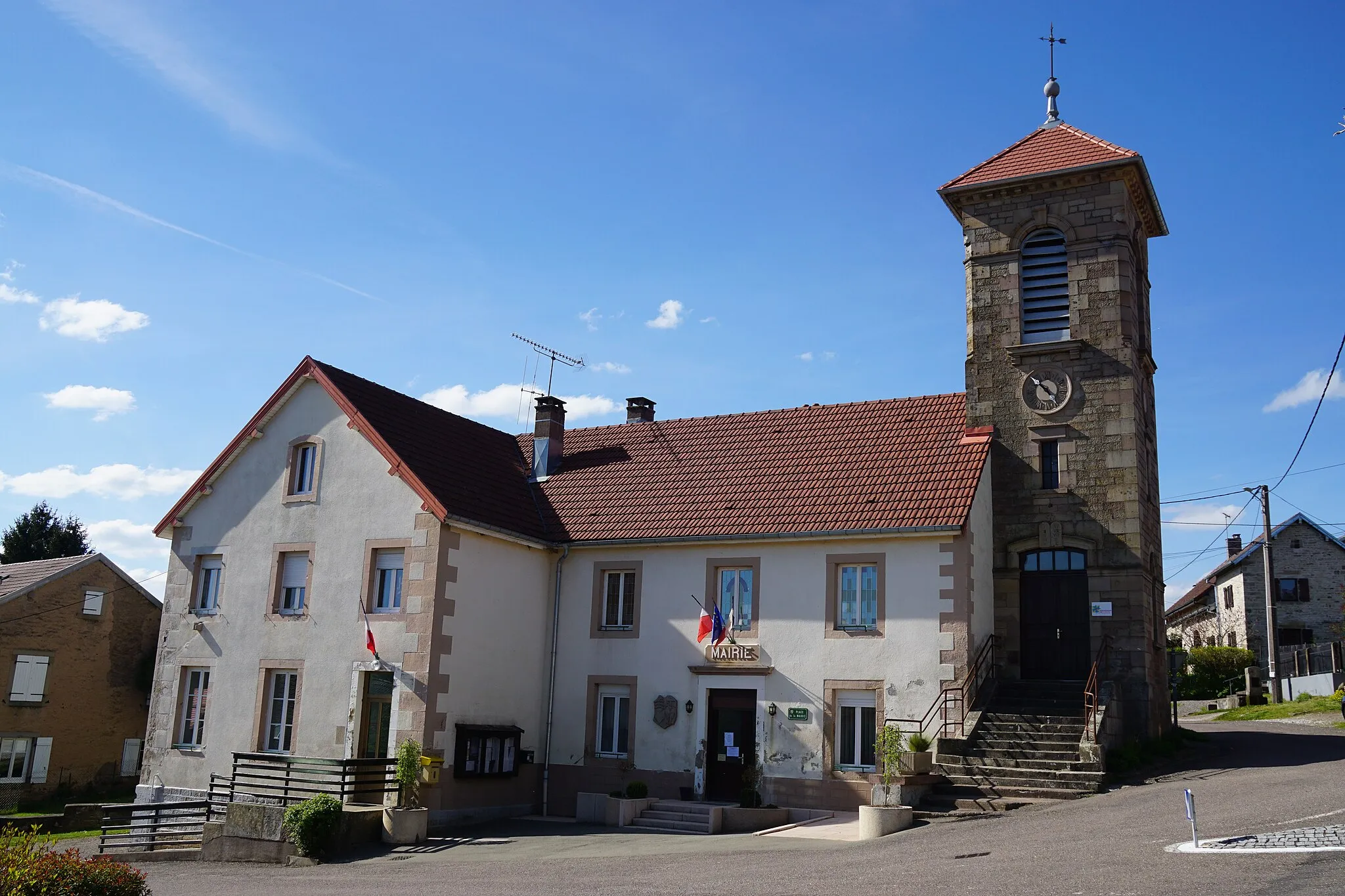 Photo showing: Mairie et temple protestant de Frédéric-Fontaine.