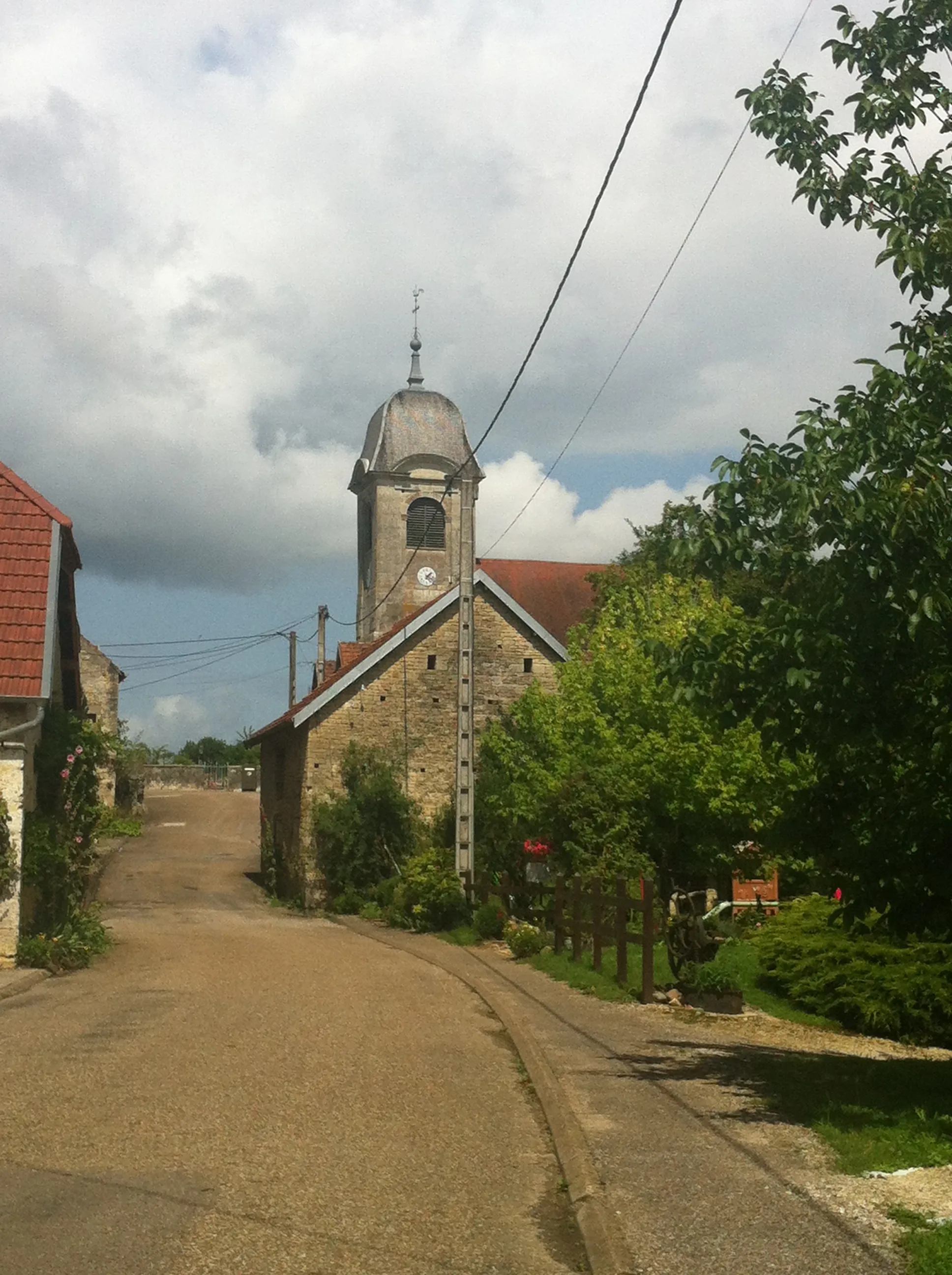 Photo showing: Photo de la rue qui mène à l'église de l'Assomption à Fouvent-le-Haut.