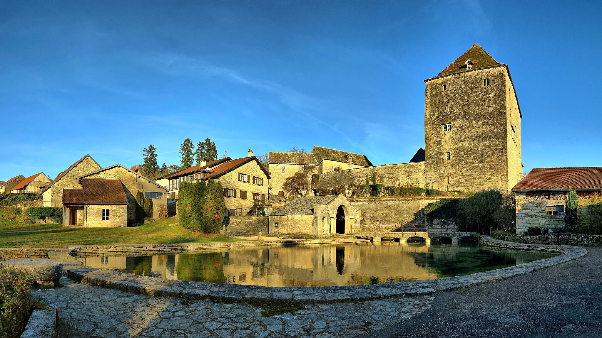 Photo showing: Le bassin de la source de la Romaine au pied du château