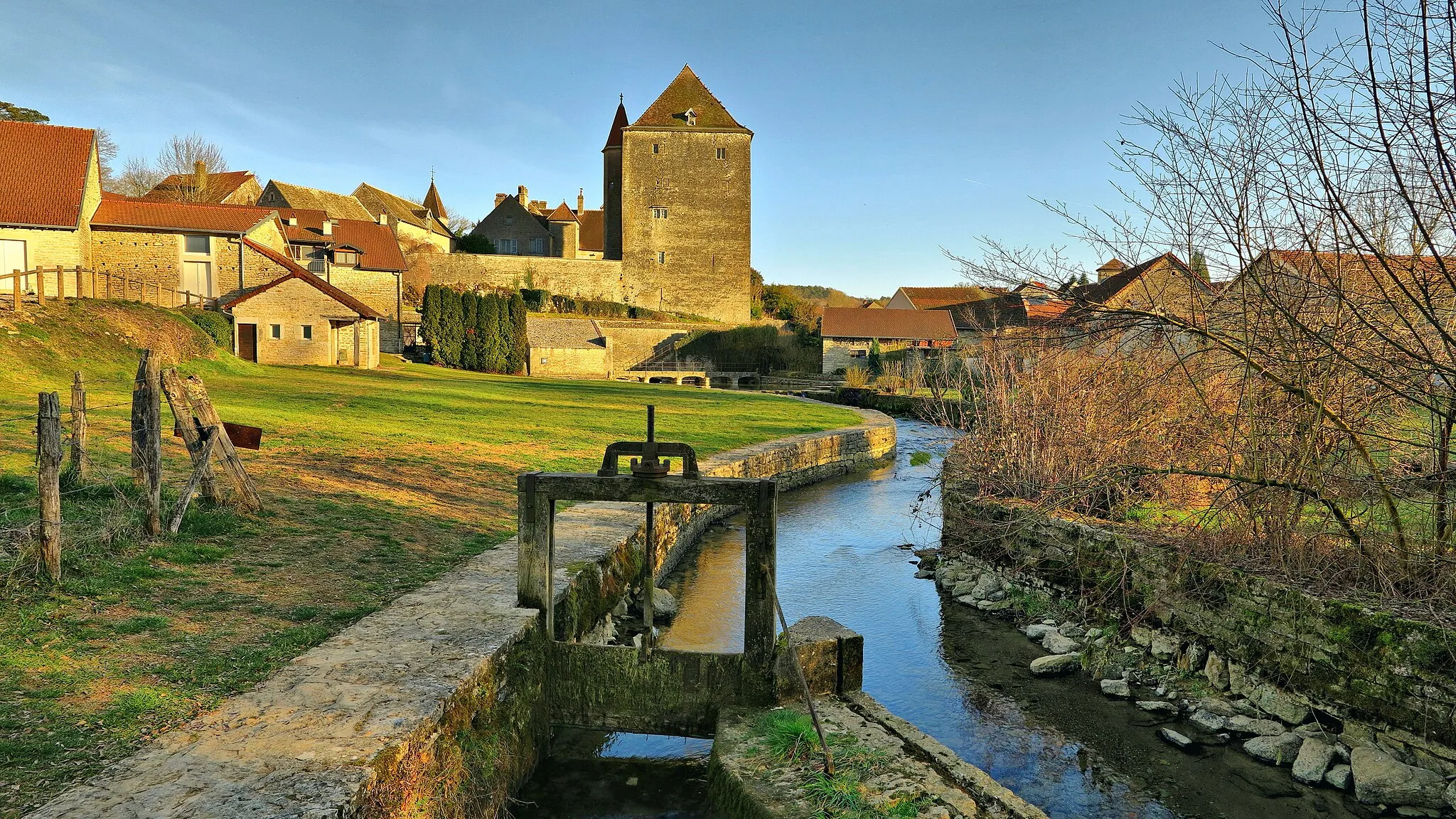 Photo showing: La Romaine canalisée au bief du moulin-huilerie